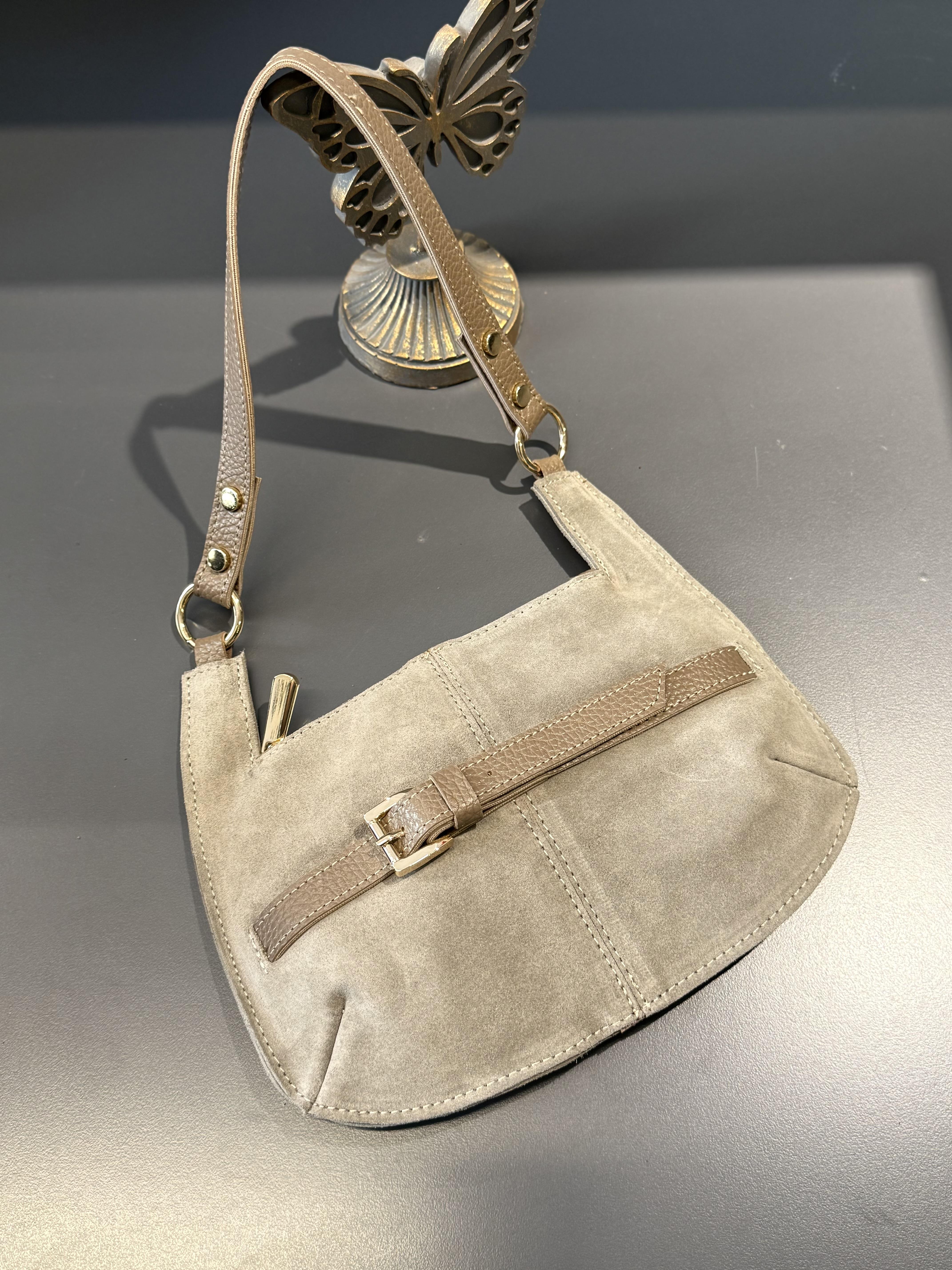 Krem Kemer Detaylı Süet Baget  Çanta