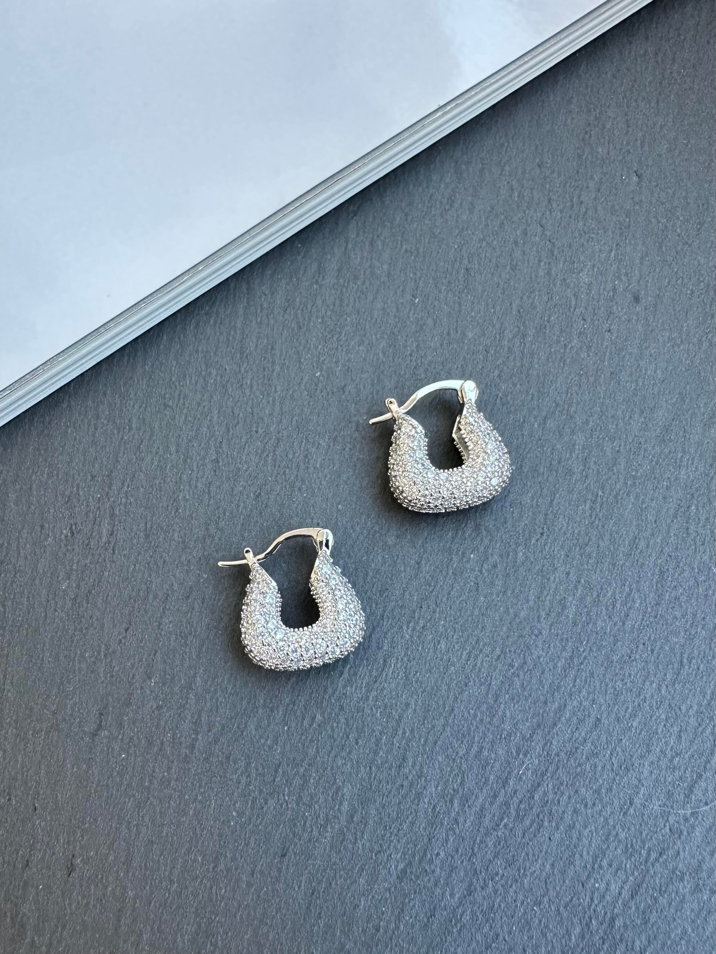 Özel Seri Silver Zirkon Taşlı Bombeli Kare Küpe