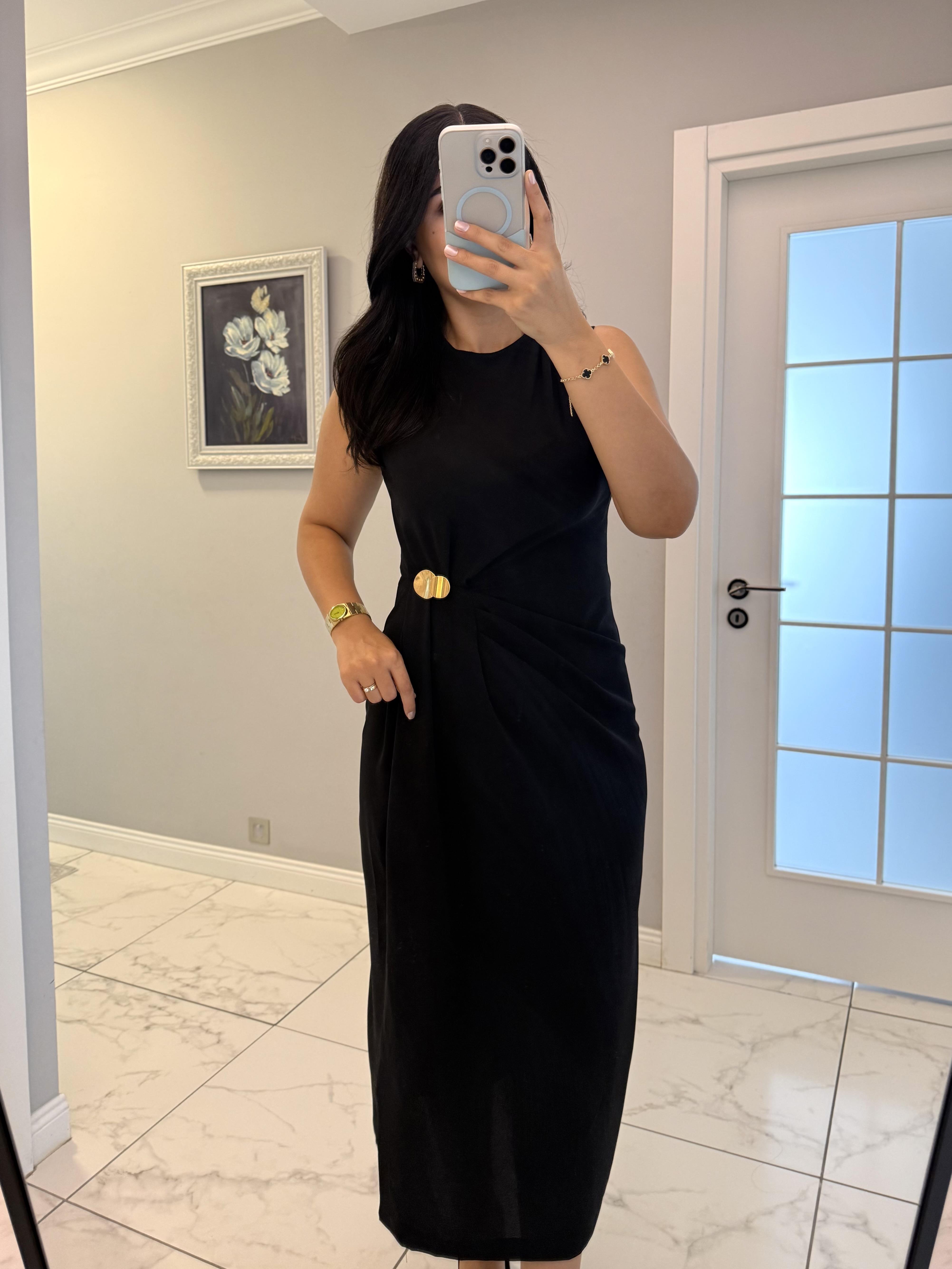 Siyah Drapeli Metal Aksesuar Detaylı Yanı Yırtmaçlı Midi Elbise