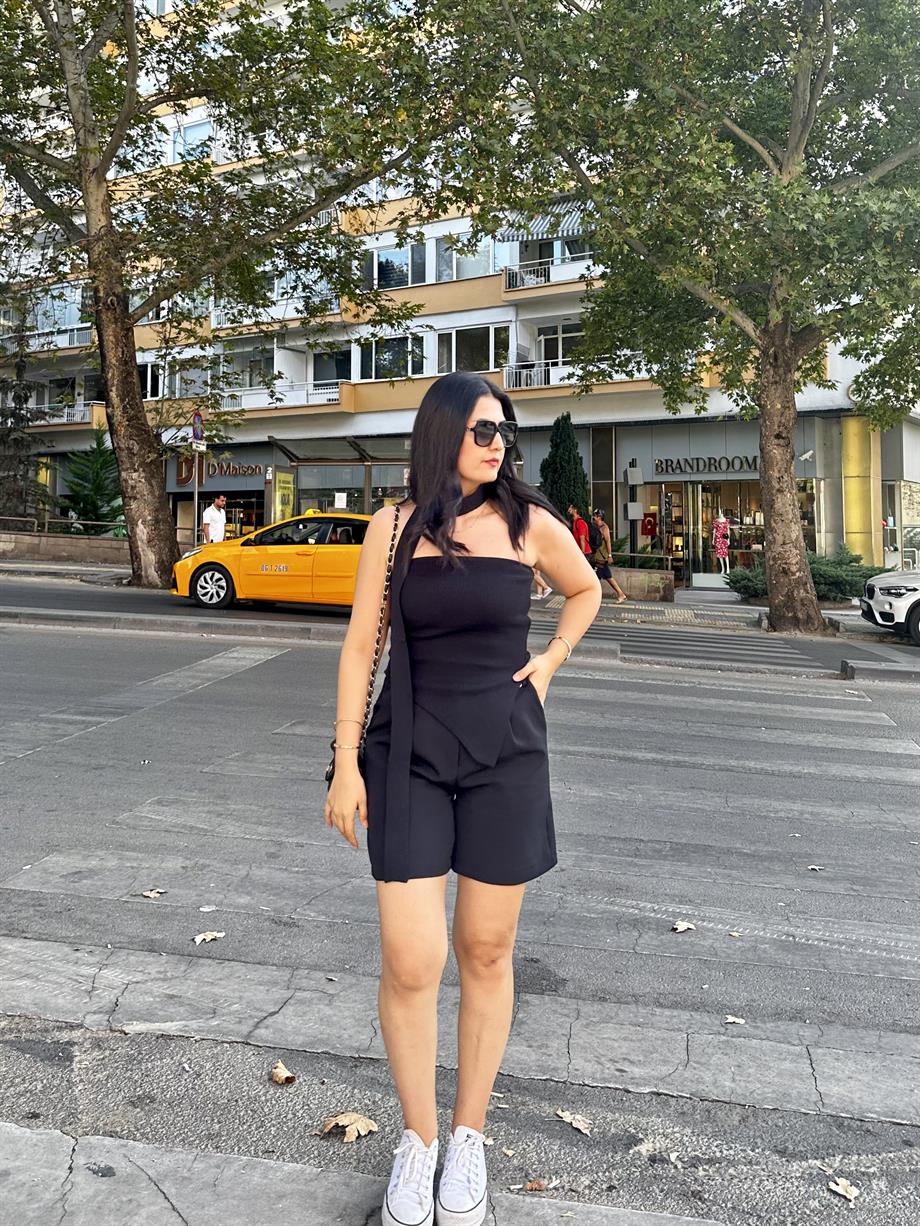 Siyah Gold Düğme Detaylı Şort