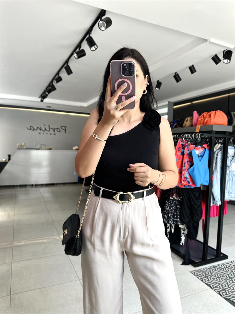 Siyah Gül Broş Detaylı Bluz