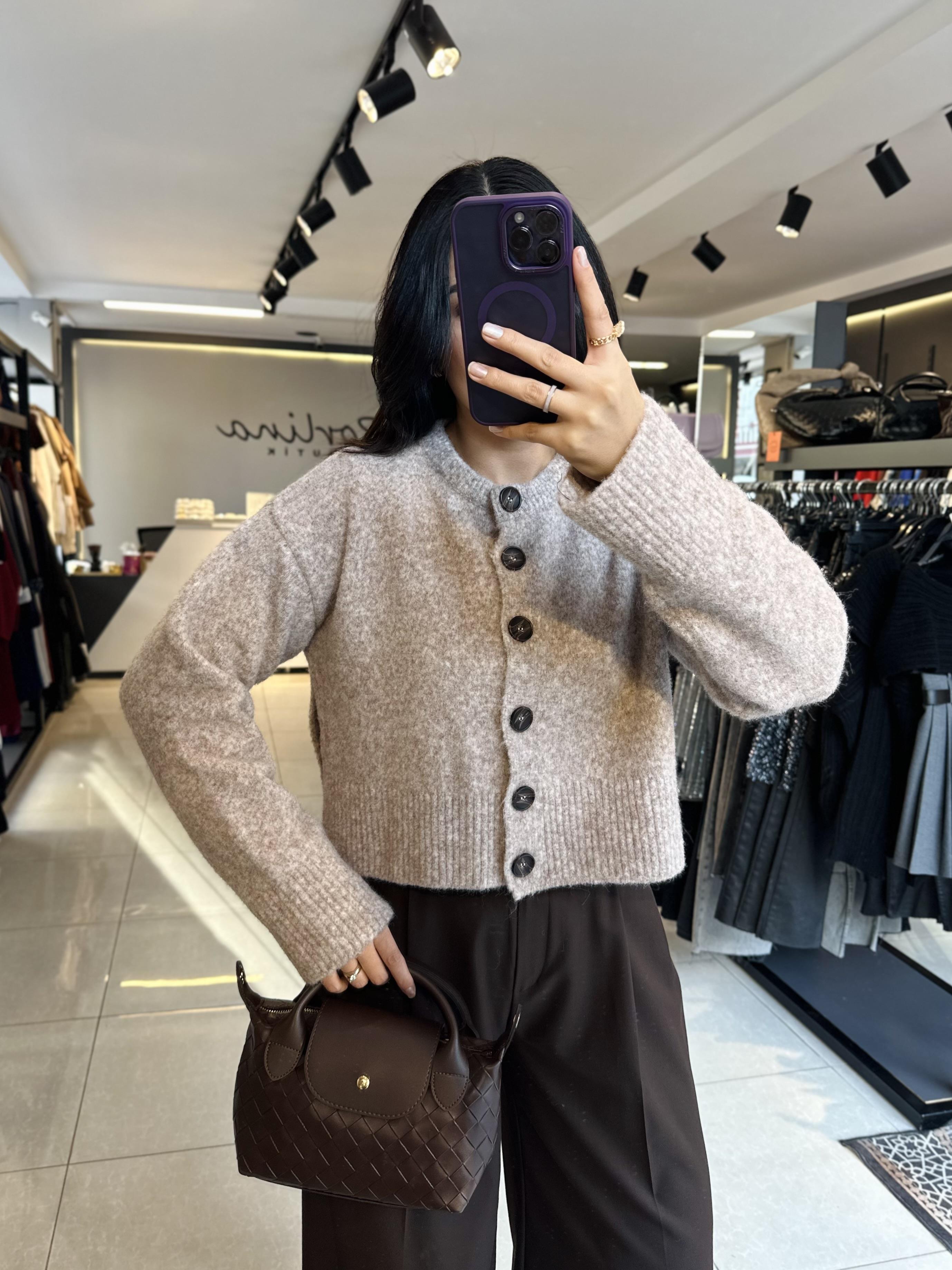 Vizon Yırtmaçlı Düğmeli Dilvin Triko Hırka