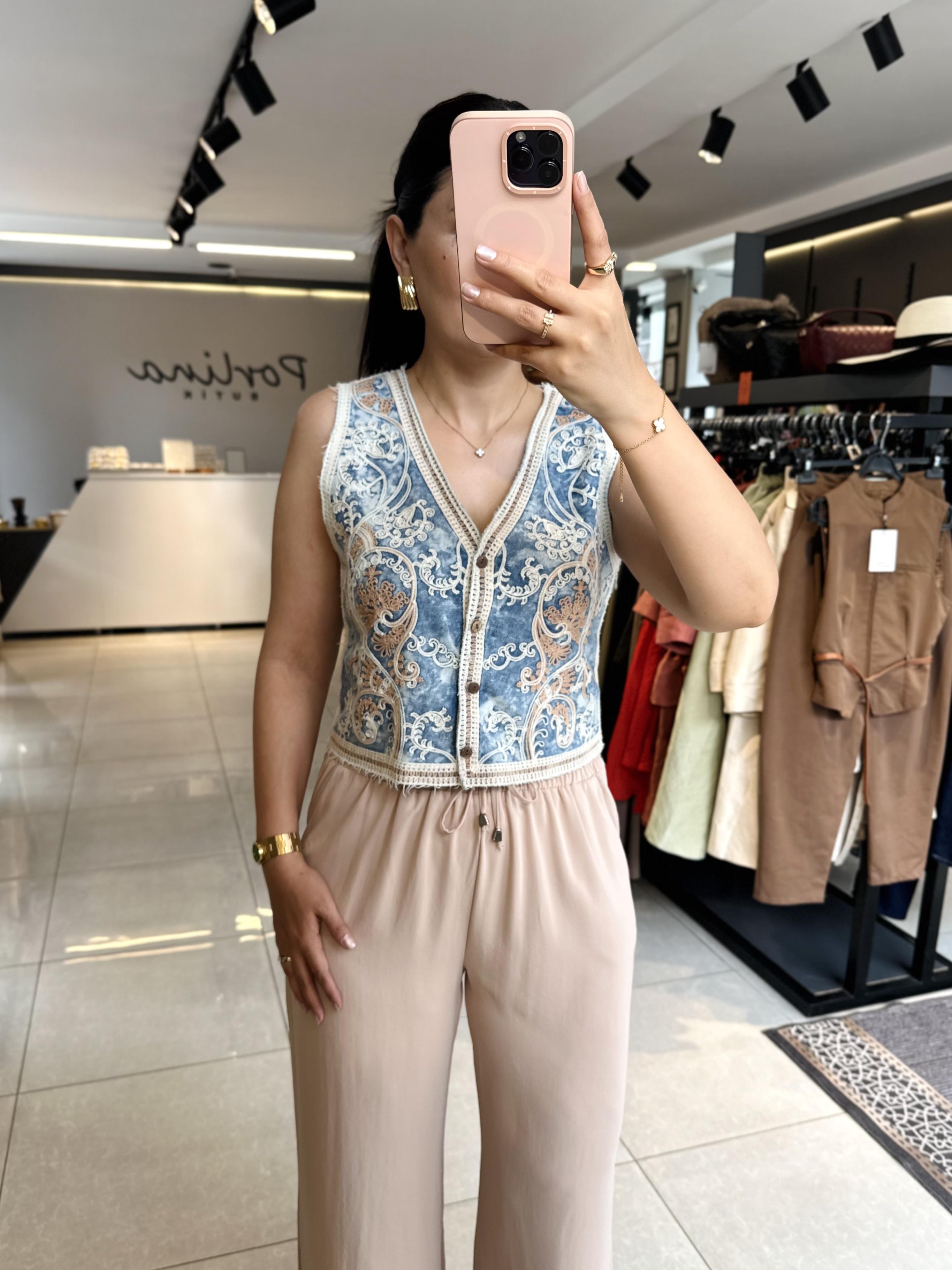 Açık Mavi Eskitmeli Nakışlı Kot Yelek