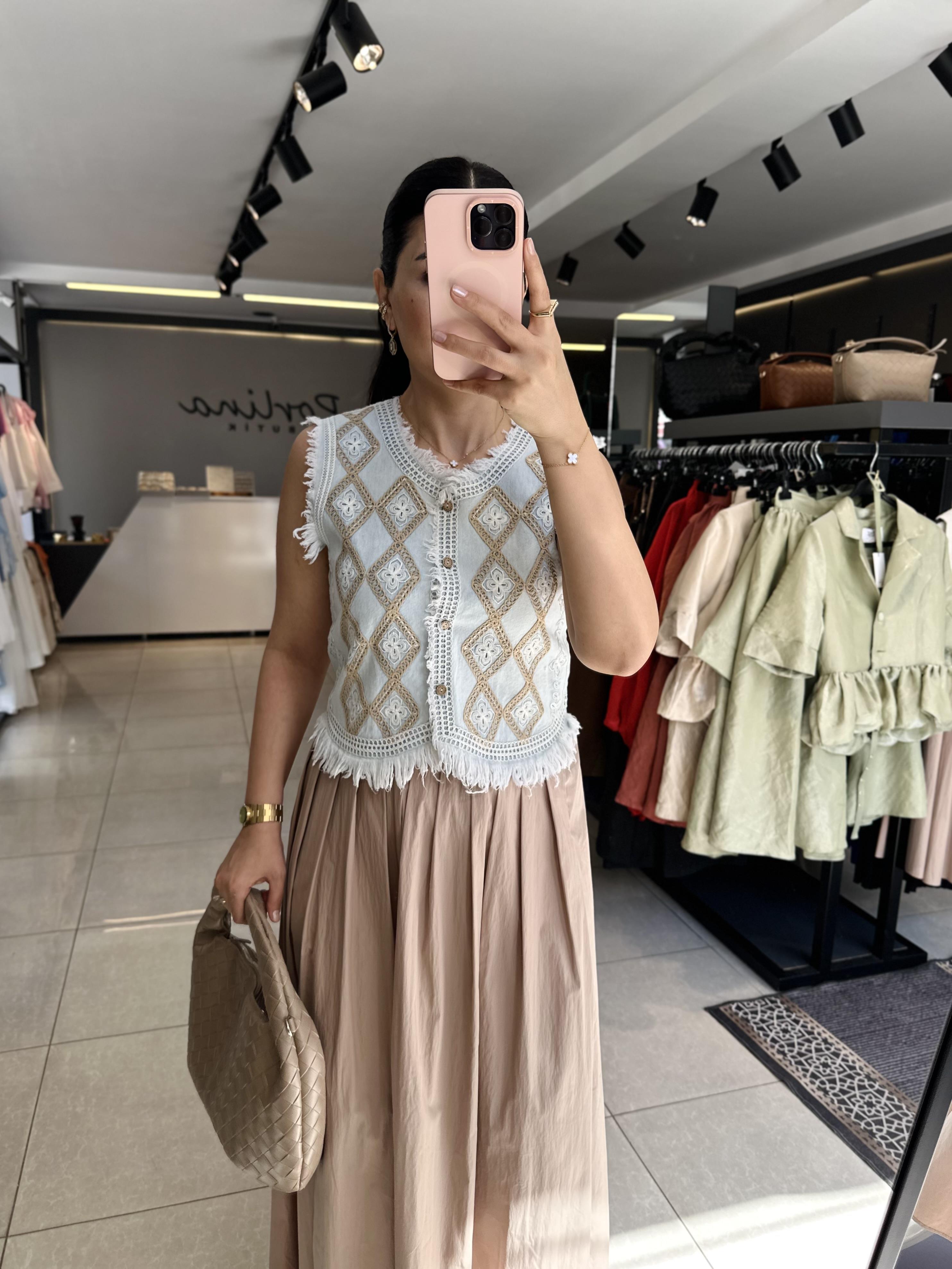 Bej Mavi Düğmeli Nakış İşlemeli Yelek