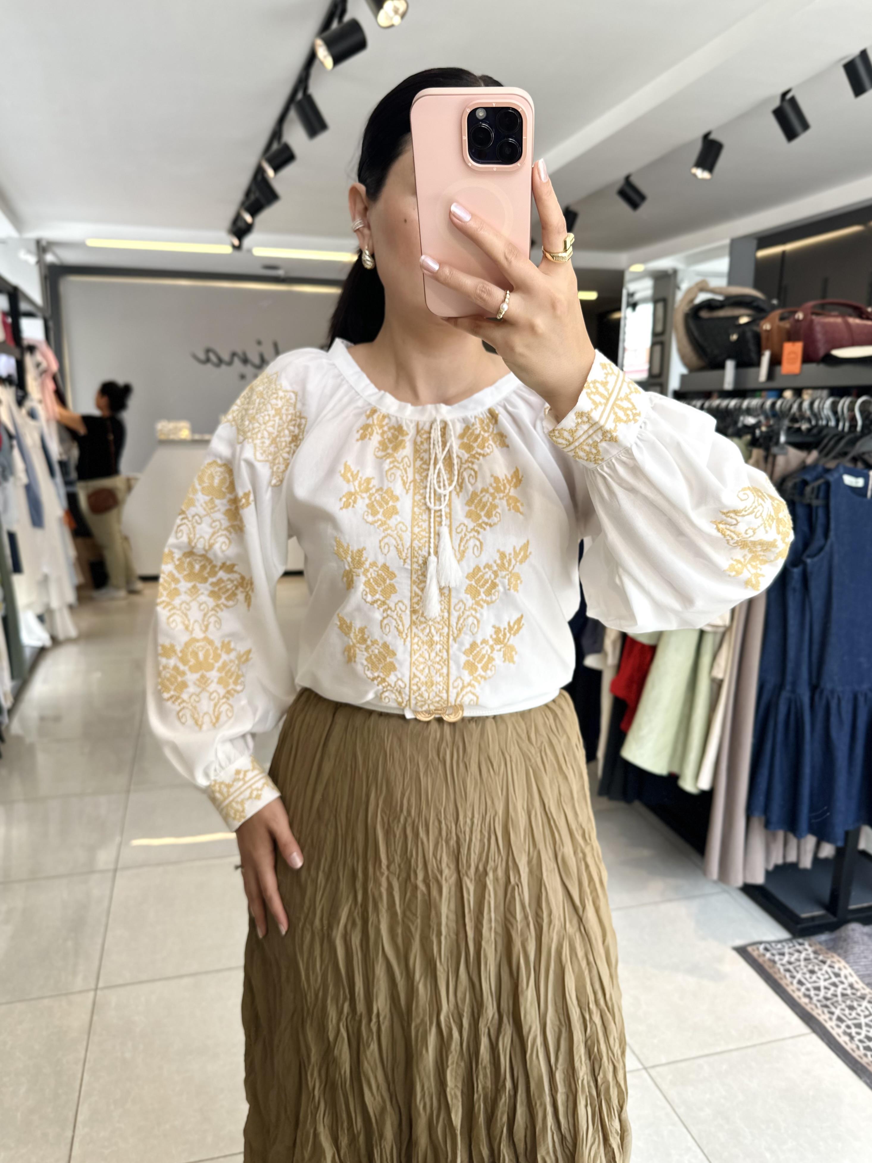 Beyaz Kolları Ve Önü İşlemeli Poplin Dokuma Gömlek