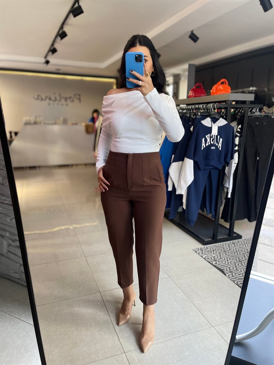 Beyaz Omzu Düşük Bluz