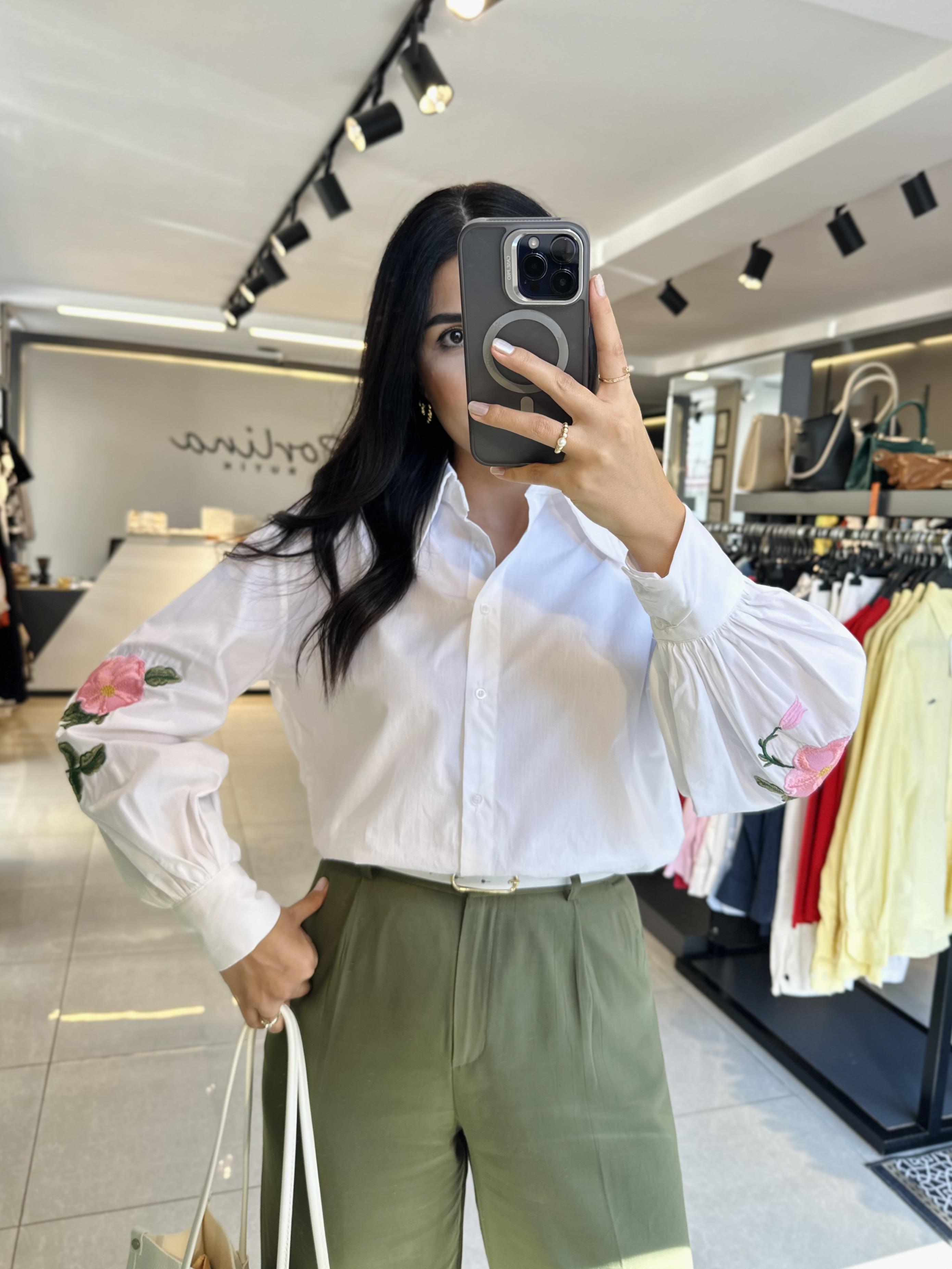 Beyaz Poplin Kolu Gül Nakışlı Gömlek