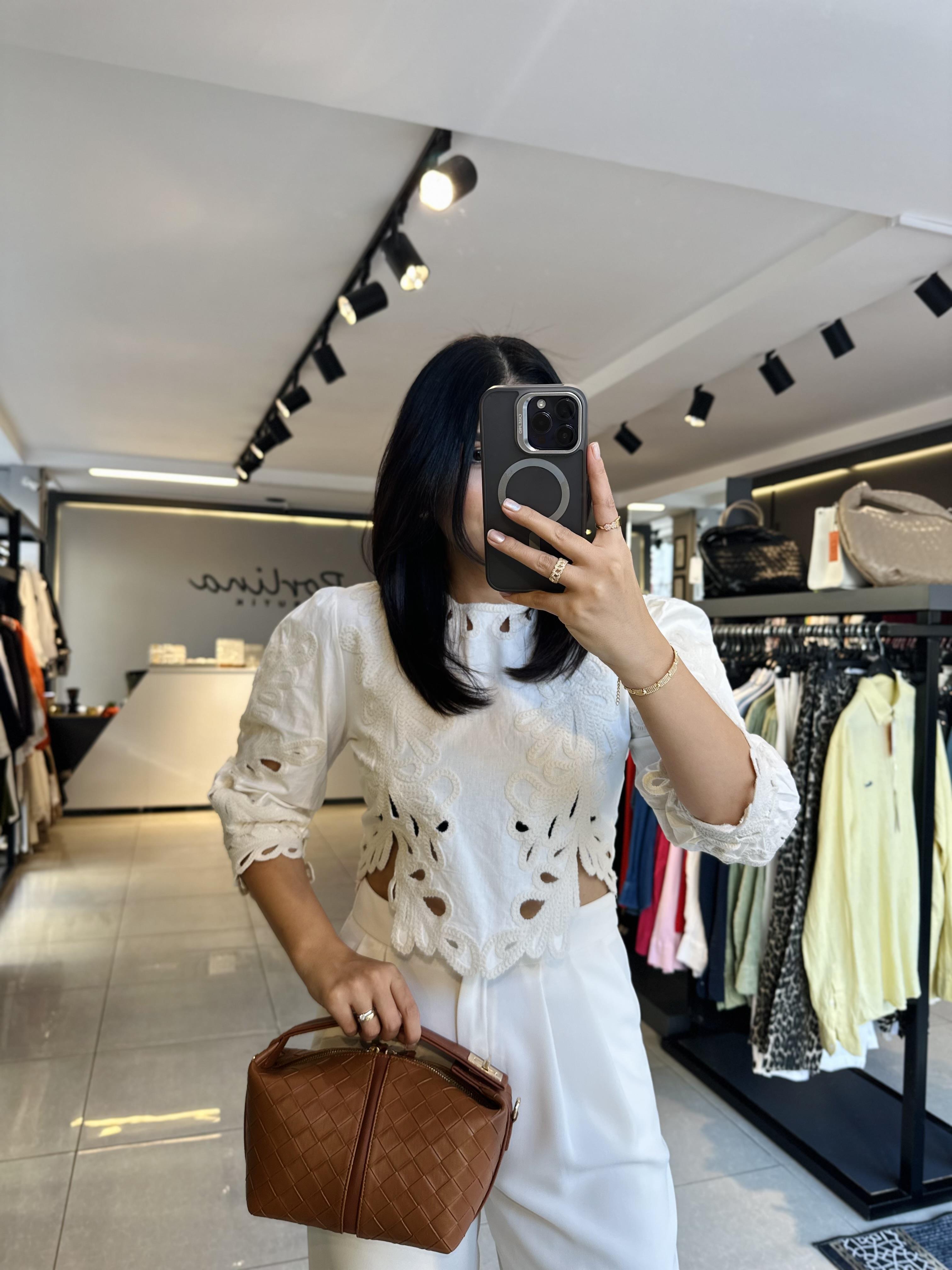 Ekru Nakış Detaylı Balon Kol Fermuarlı Crop Bluz