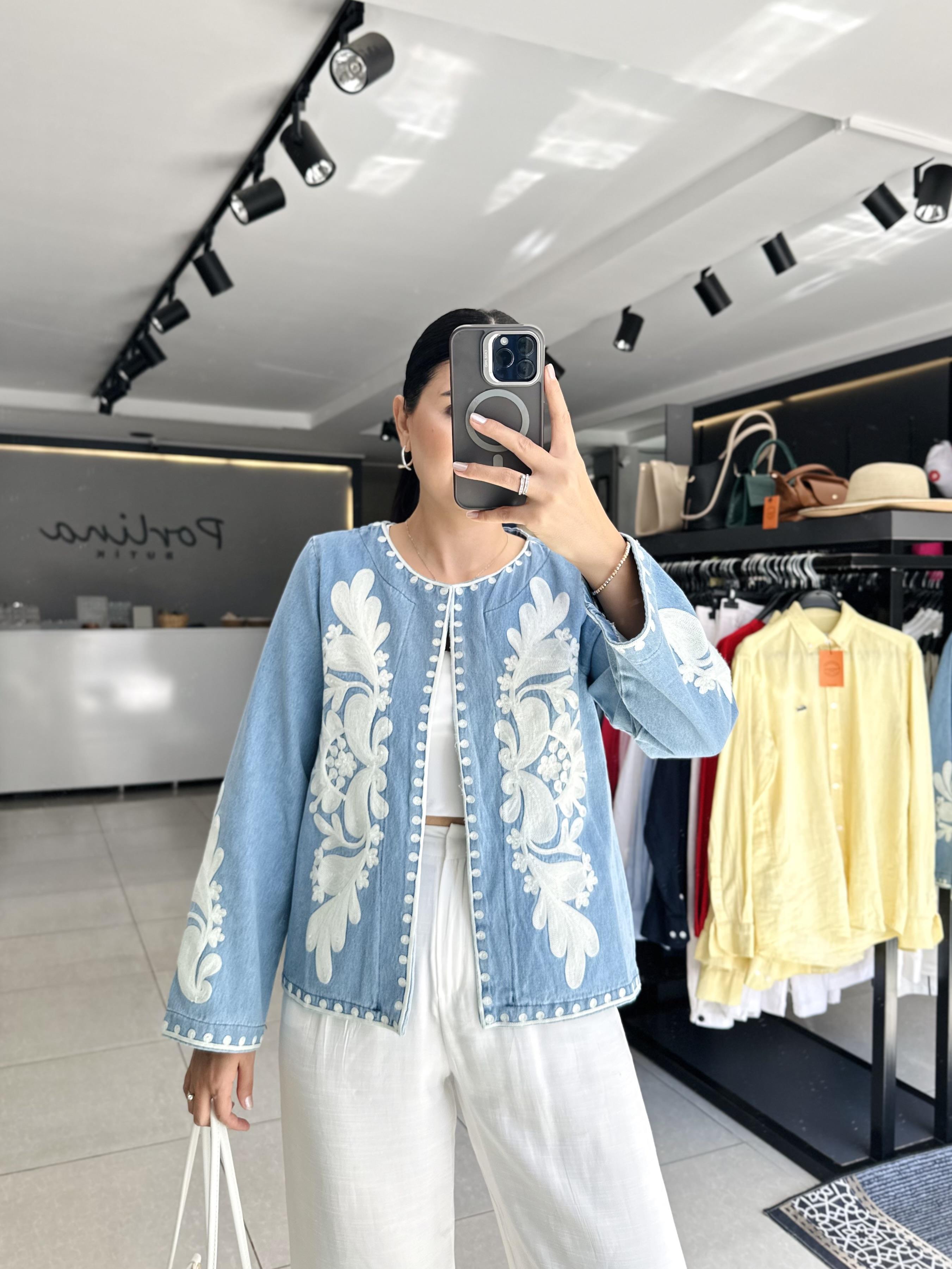 Ekru Nakış Detaylı Jean Ceket