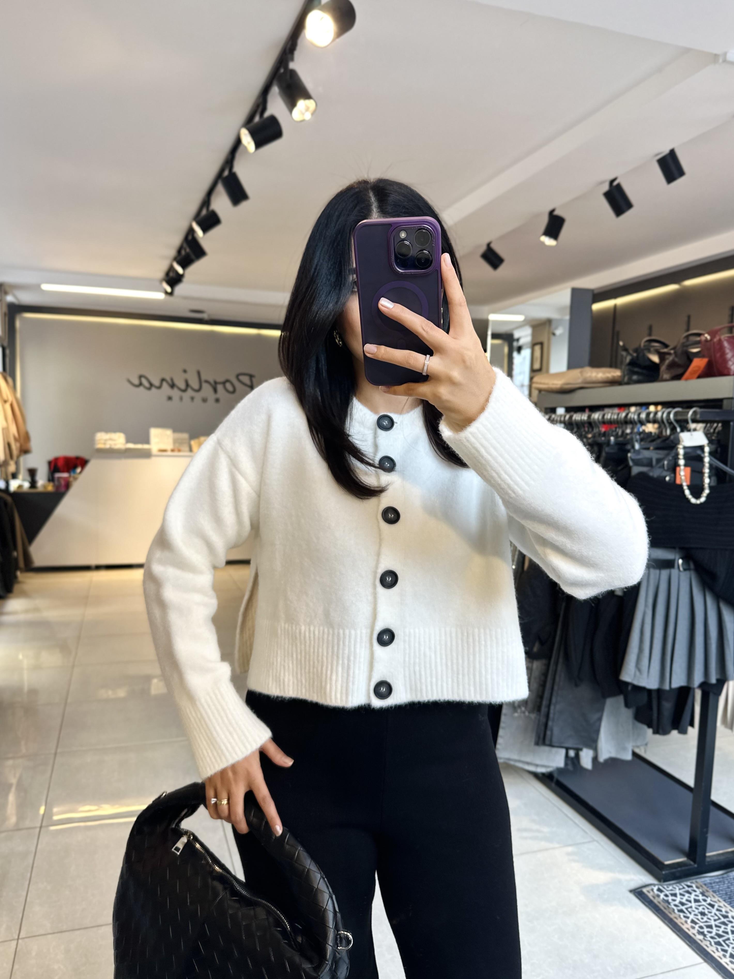 Ekru Yırtmaçlı Düğmeli Dilvin Triko Hırka