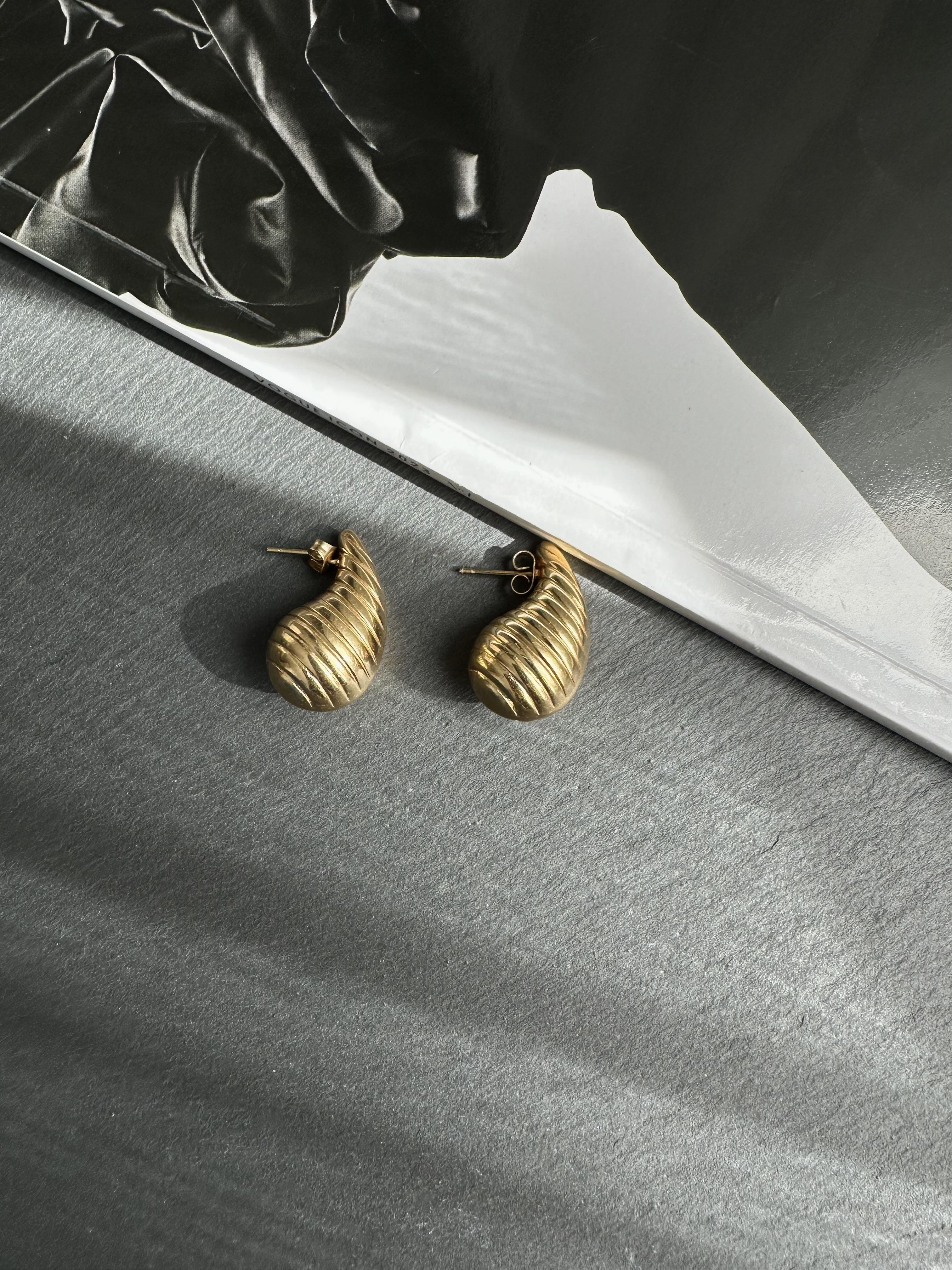 Gold Çelik Çizgili Damla Küpe