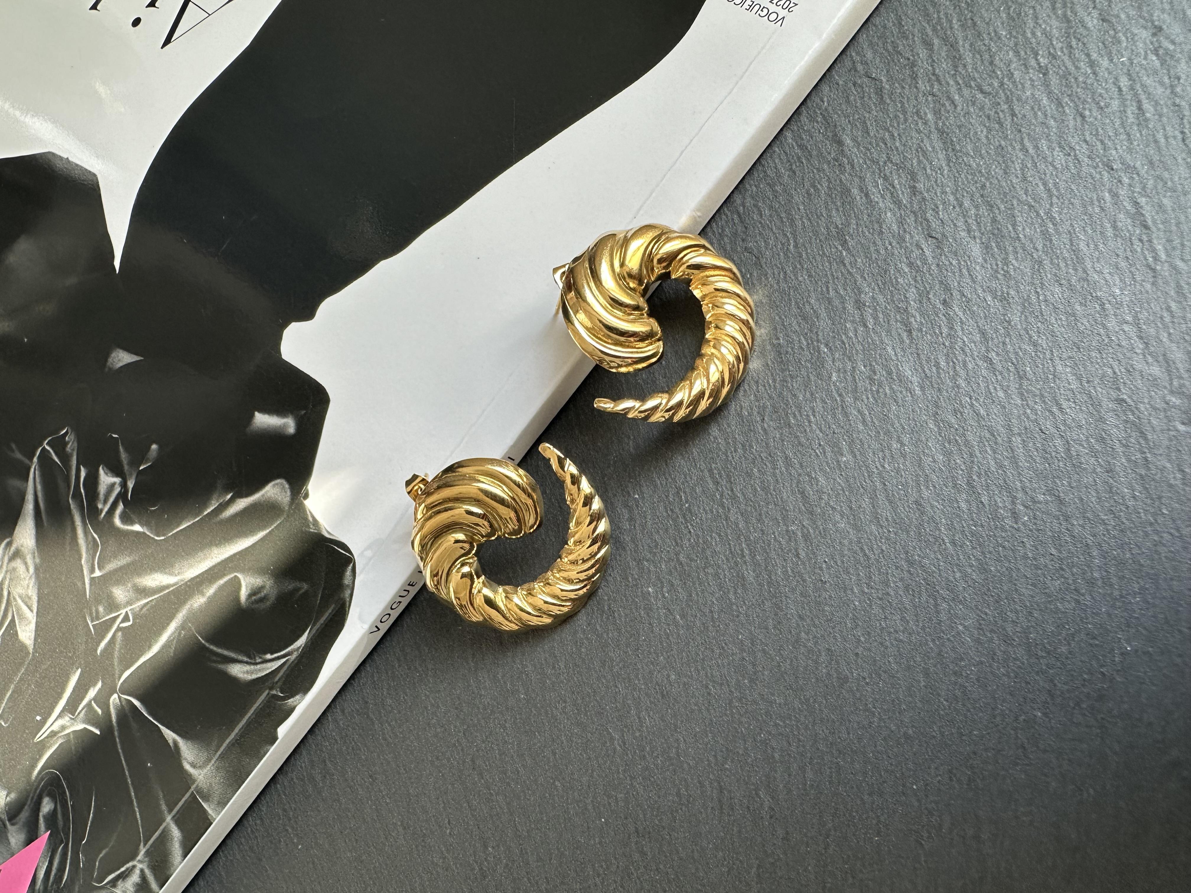 Gold Çelik Kıvrımlı Küpe