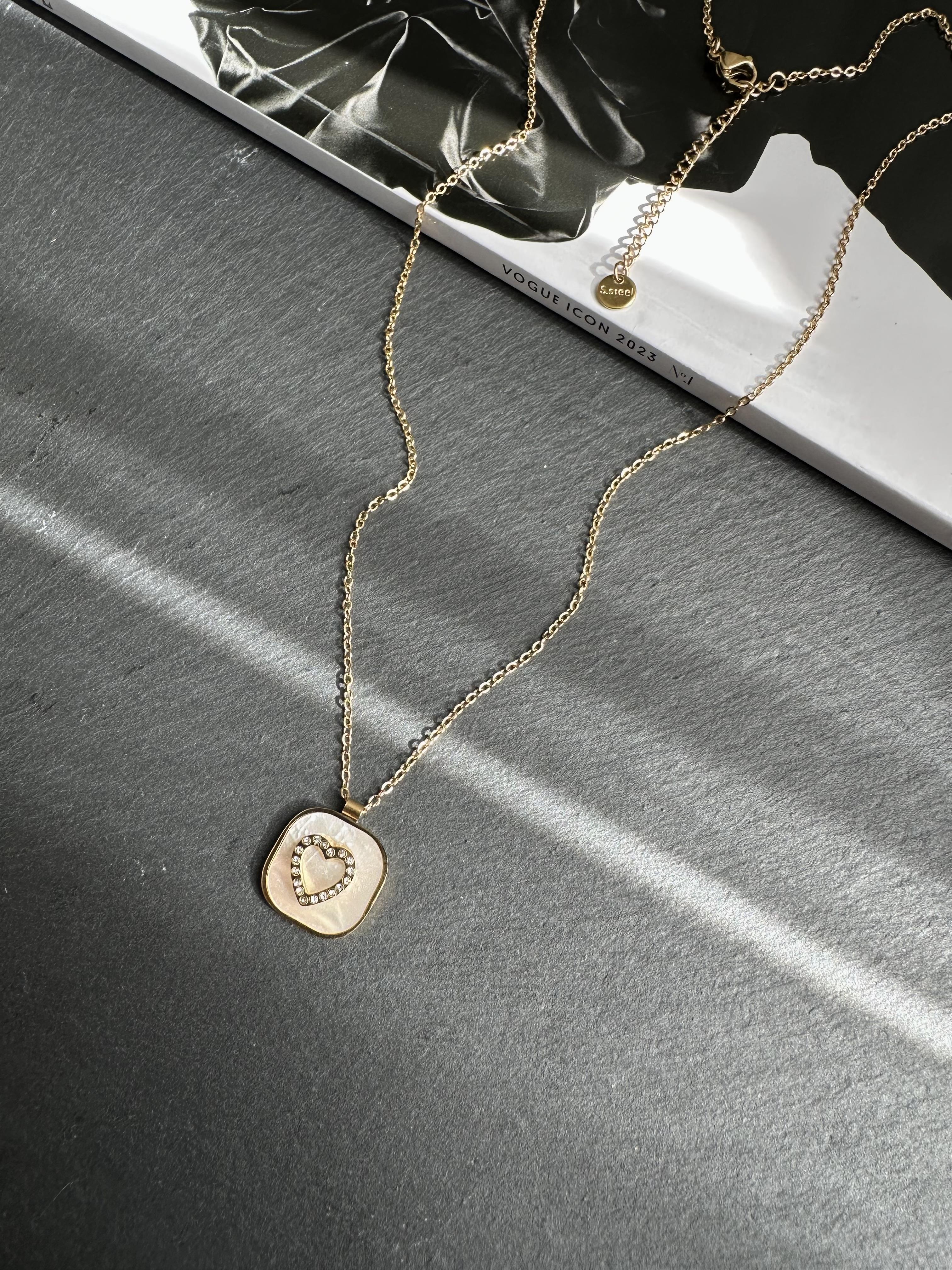 Gold Çelik Taşlı Kalp Detaylı Kolye