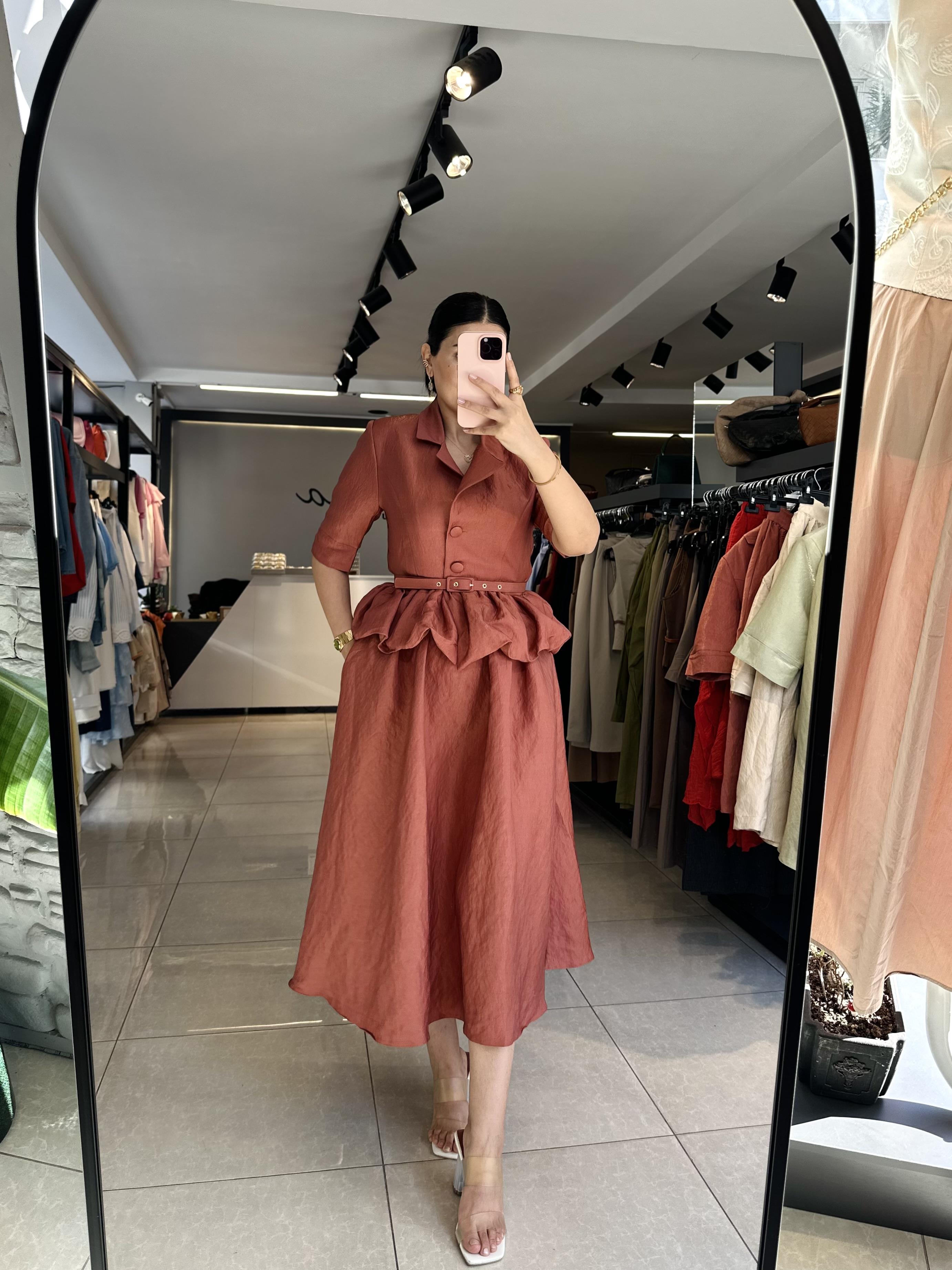 Mocca Renk İnce Kemerli Fırfırlı Etekli Takım