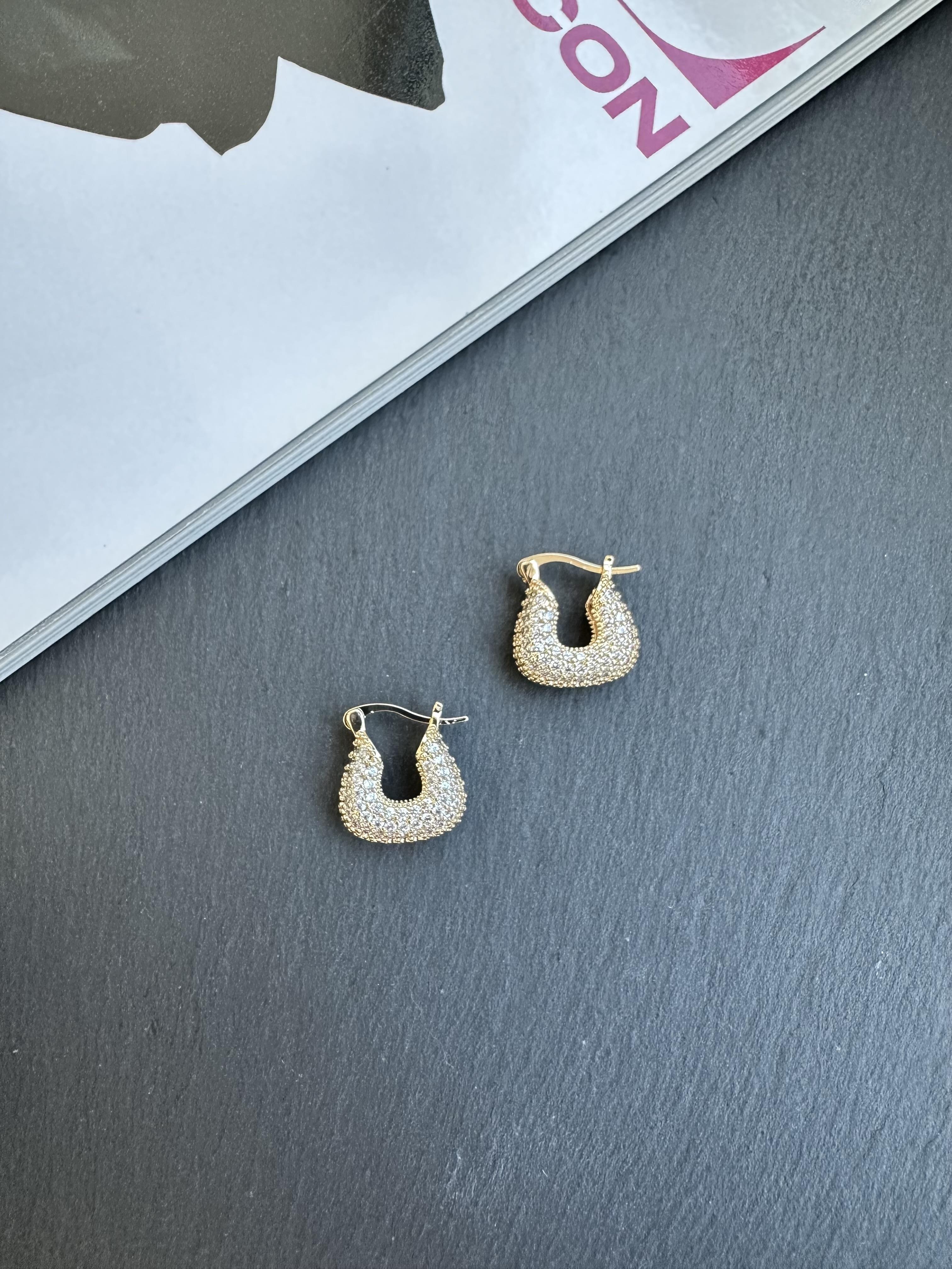 Özel Seri Gold Zirkon Taşlı Bombeli Kare Küpe