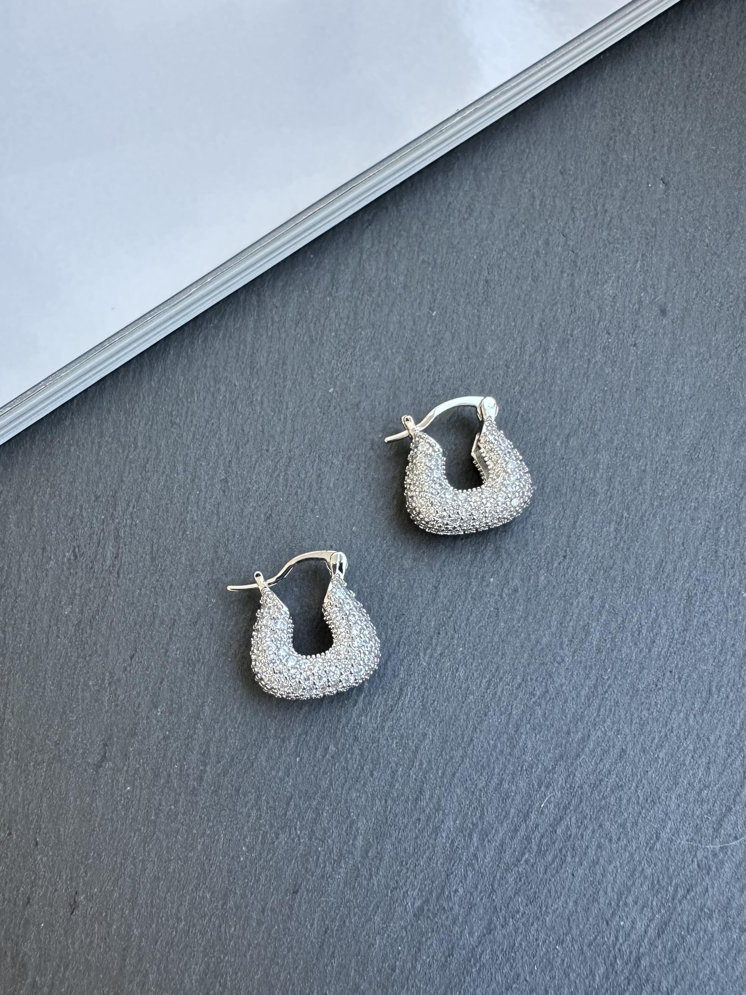 Özel Seri Silver Zirkon Taşlı Bombeli Kare Küpe