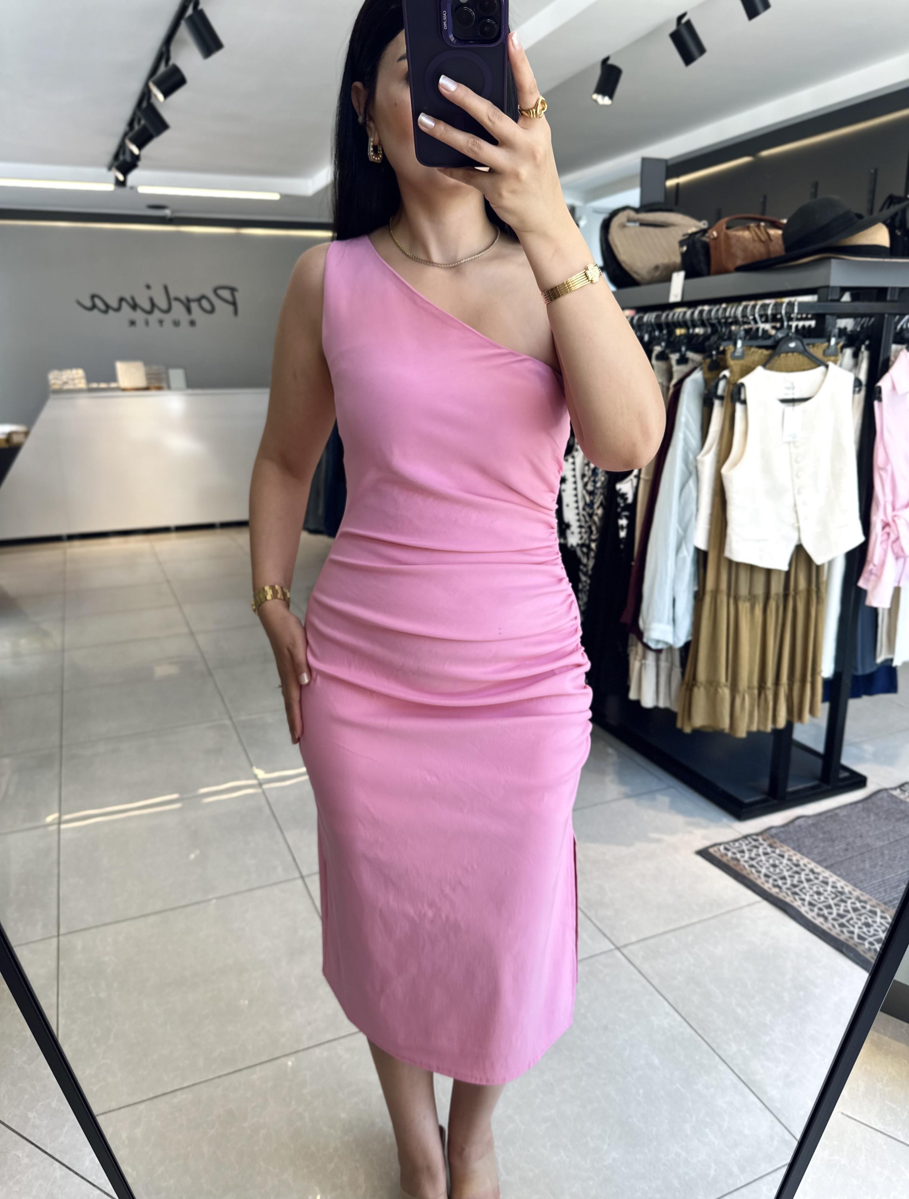 Pembe Tek Omuz Büzgü Detaylı Midi Elbise