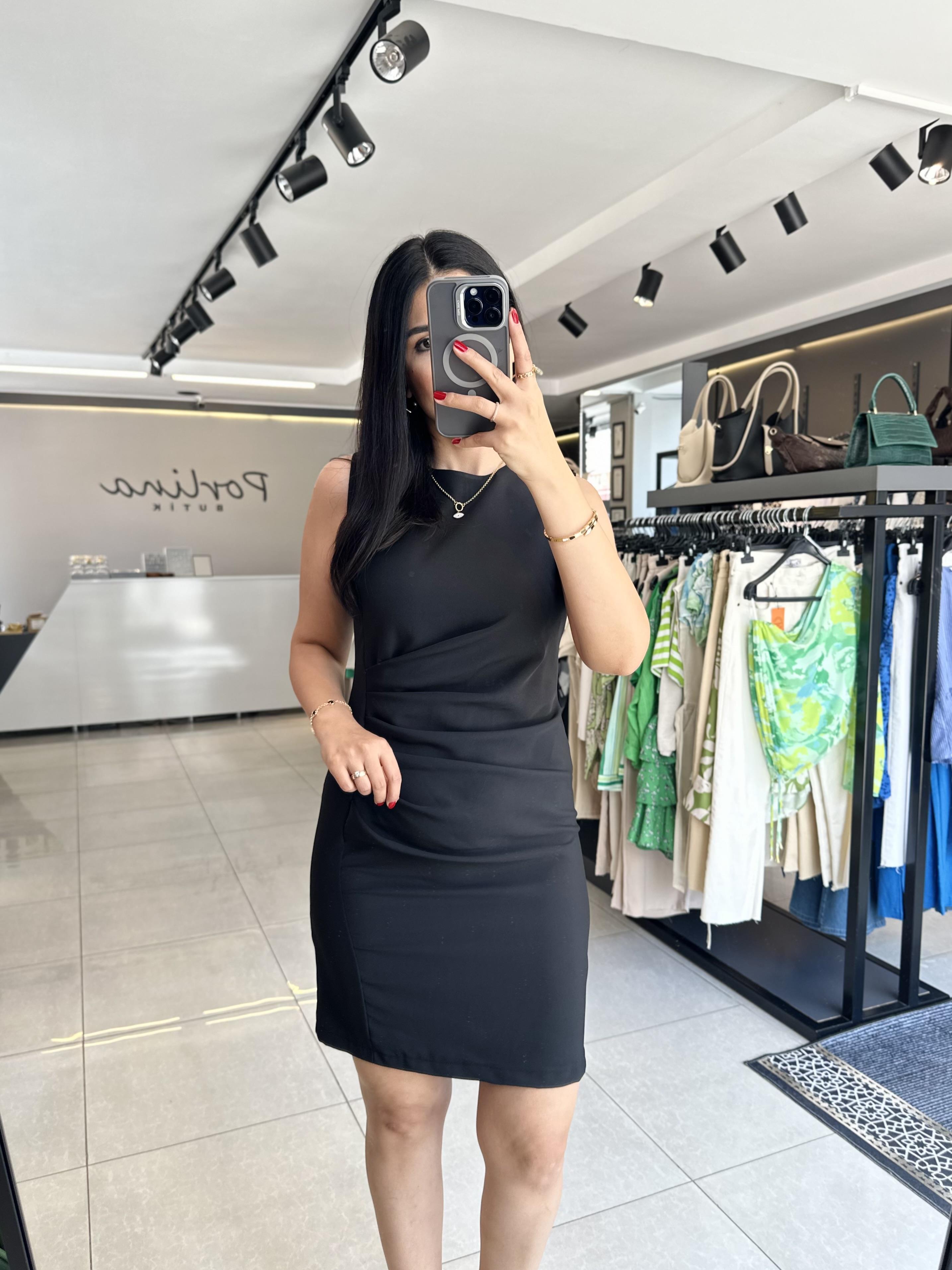 Siyah Arkası Fermuarlı Kısa Elbise 