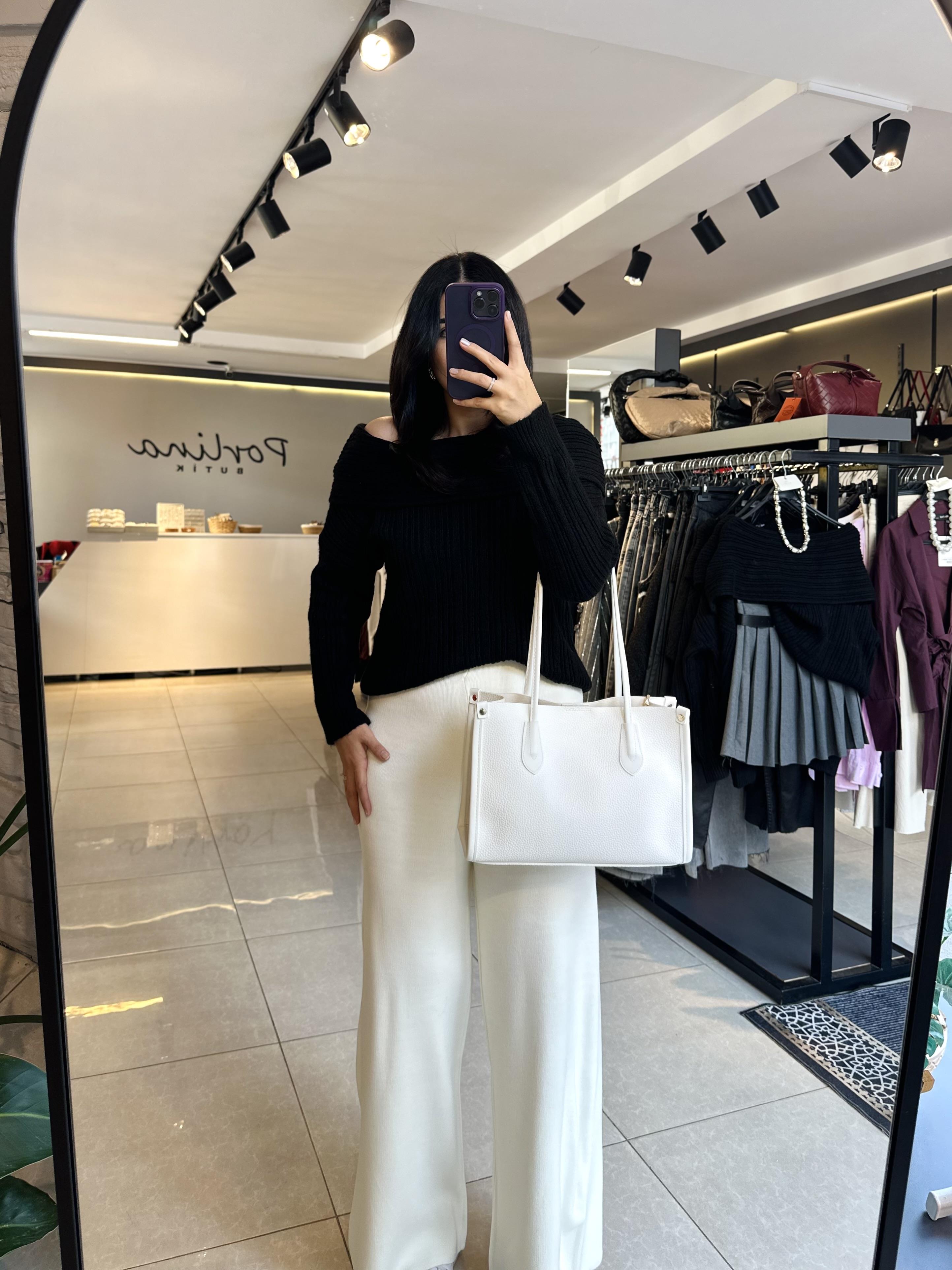 Siyah Kayık Yaka Triko Kazak