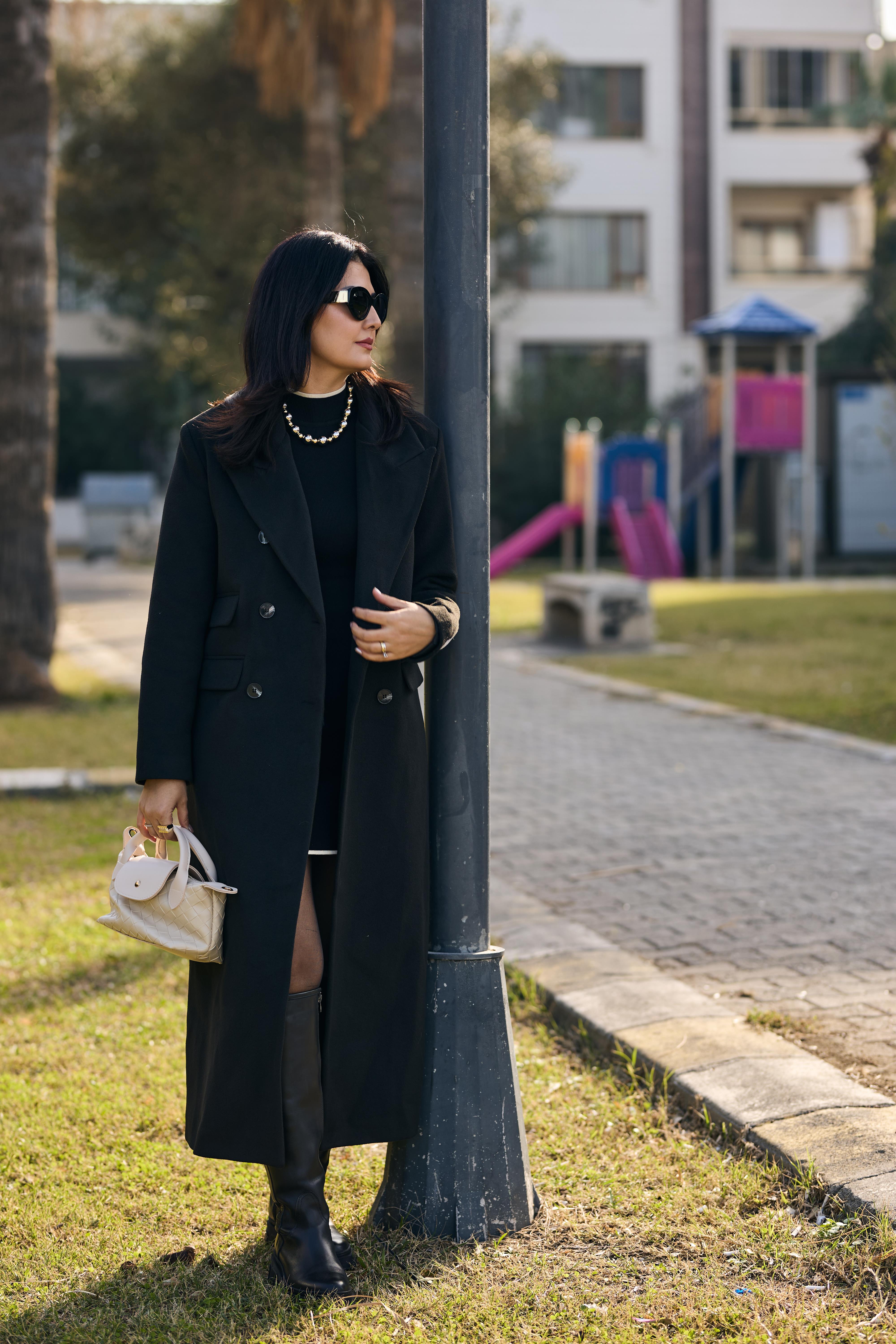 Siyah Kolu Arma Detaylı Kaban