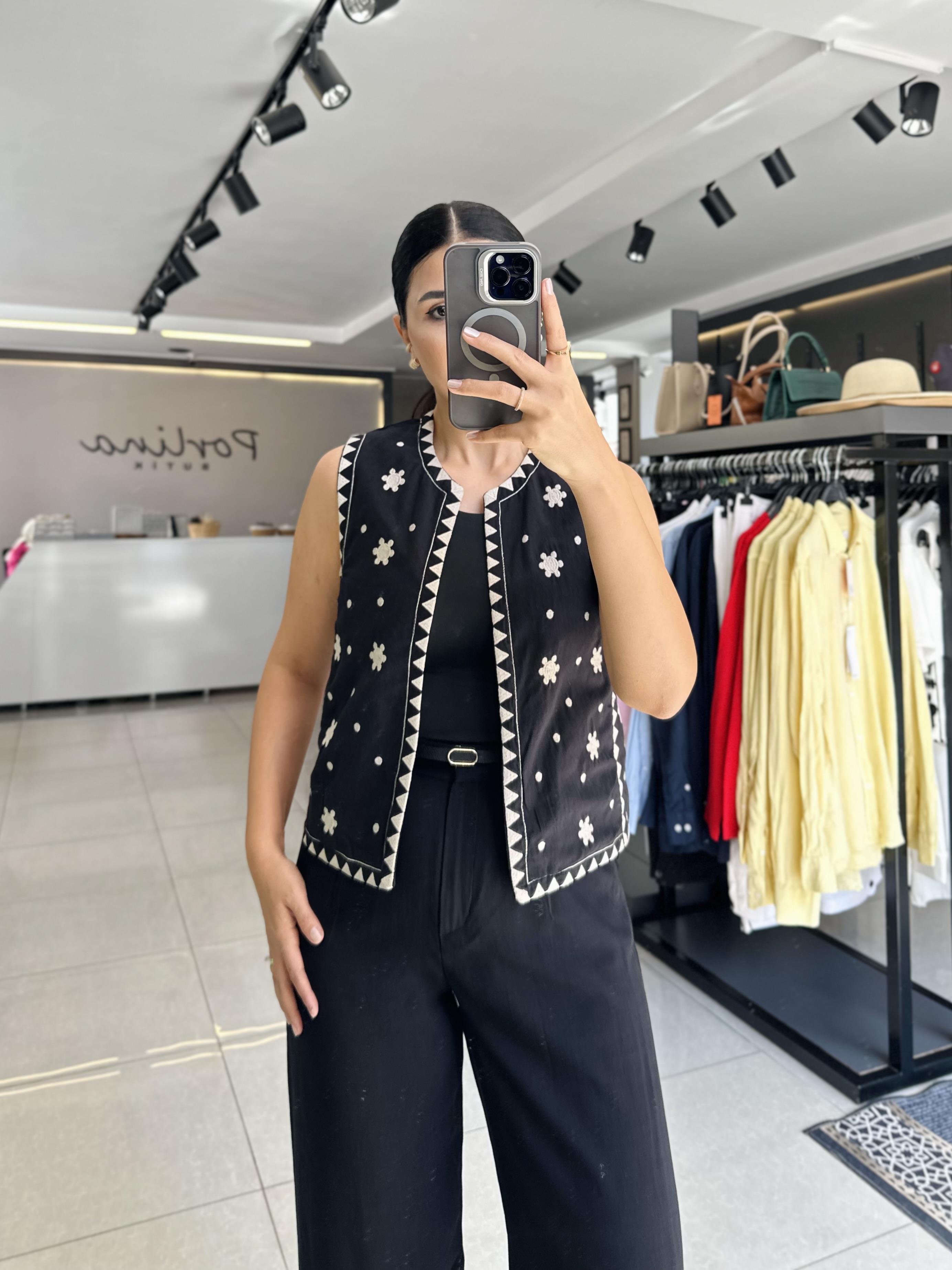 Siyah Krem Nakış Detaylı Yelek