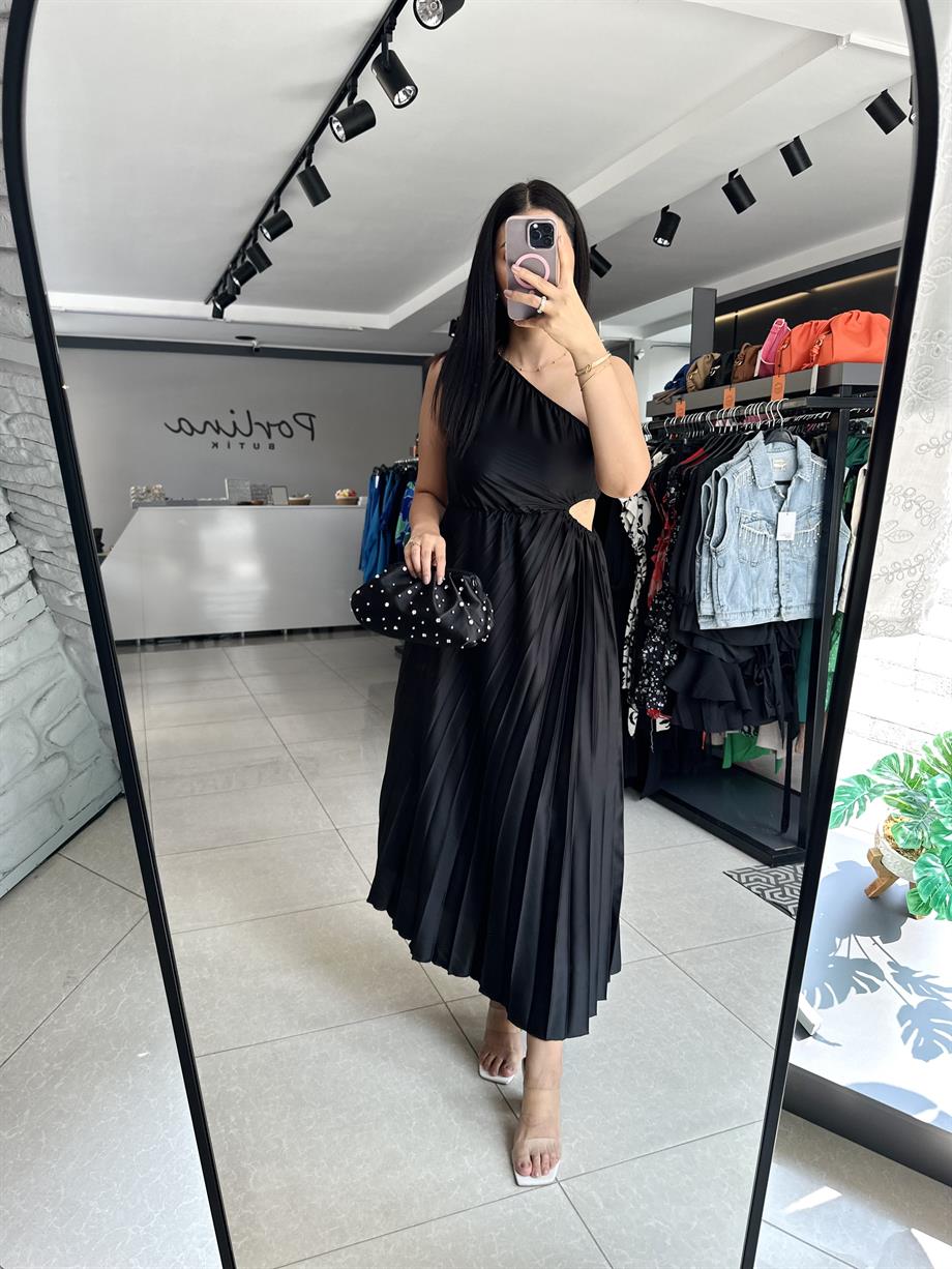 Siyah Pilili Asimetrik Kesim Elbise