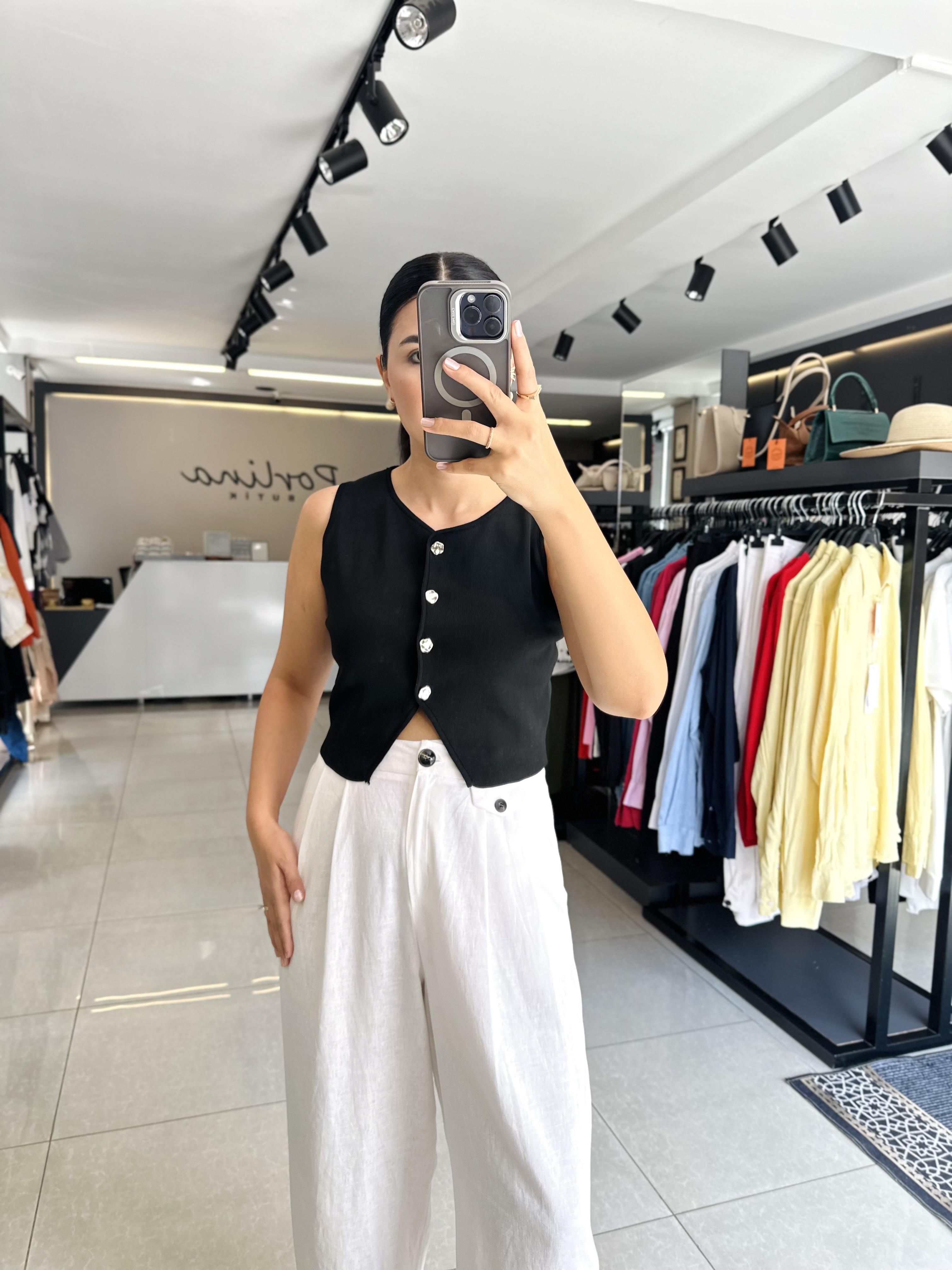 Siyah Silver Düğme Detaylı Triko Yelek