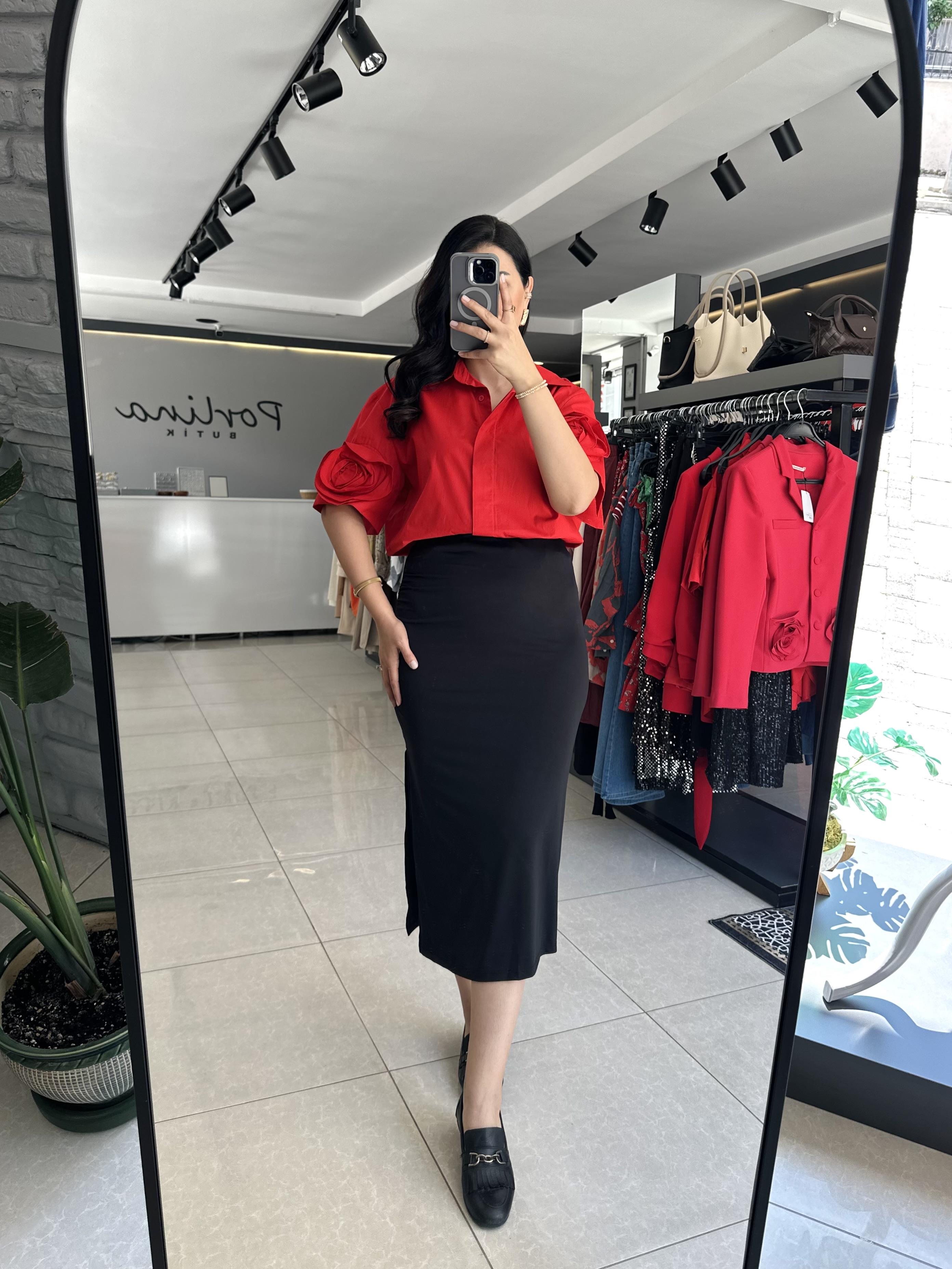 Siyah Yanı Yırtmaçlı Midi Boy Etek