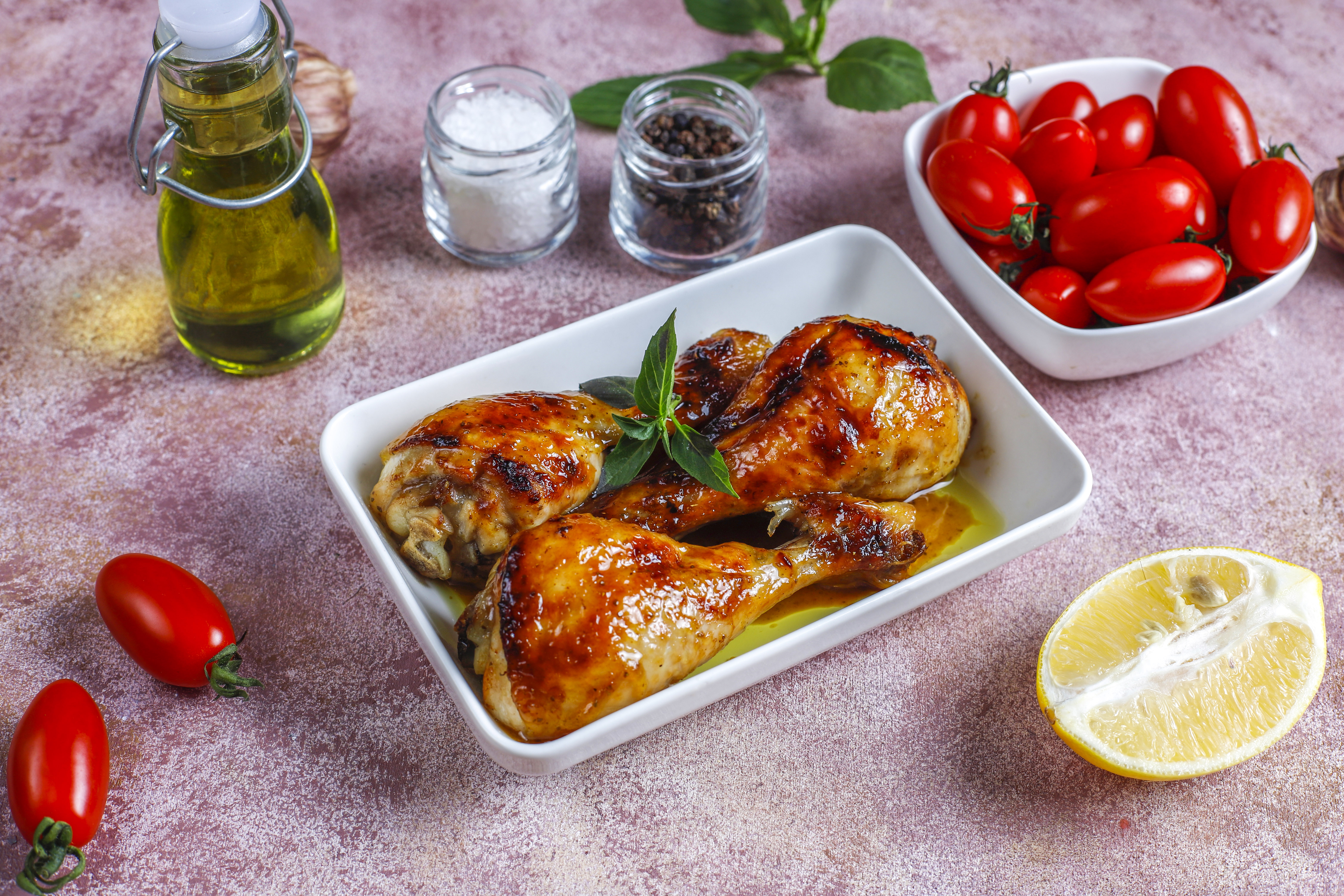 Lezzetli ve Pratik Yemek Tarifi: Domates Salçalı Fırında Tavuk