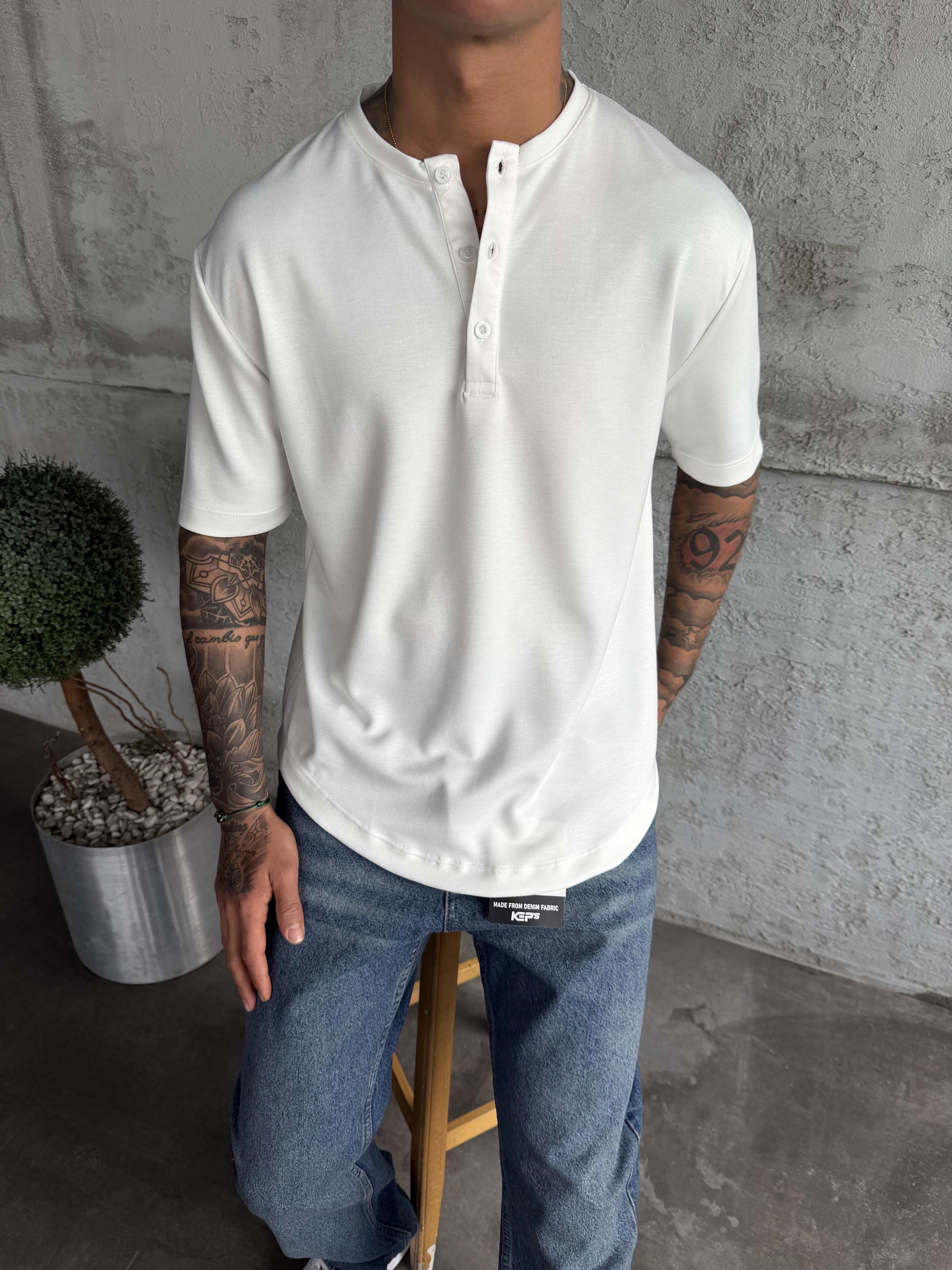 Beyaz Bisiklet Yaka Düğmeli Basic T-Shirt