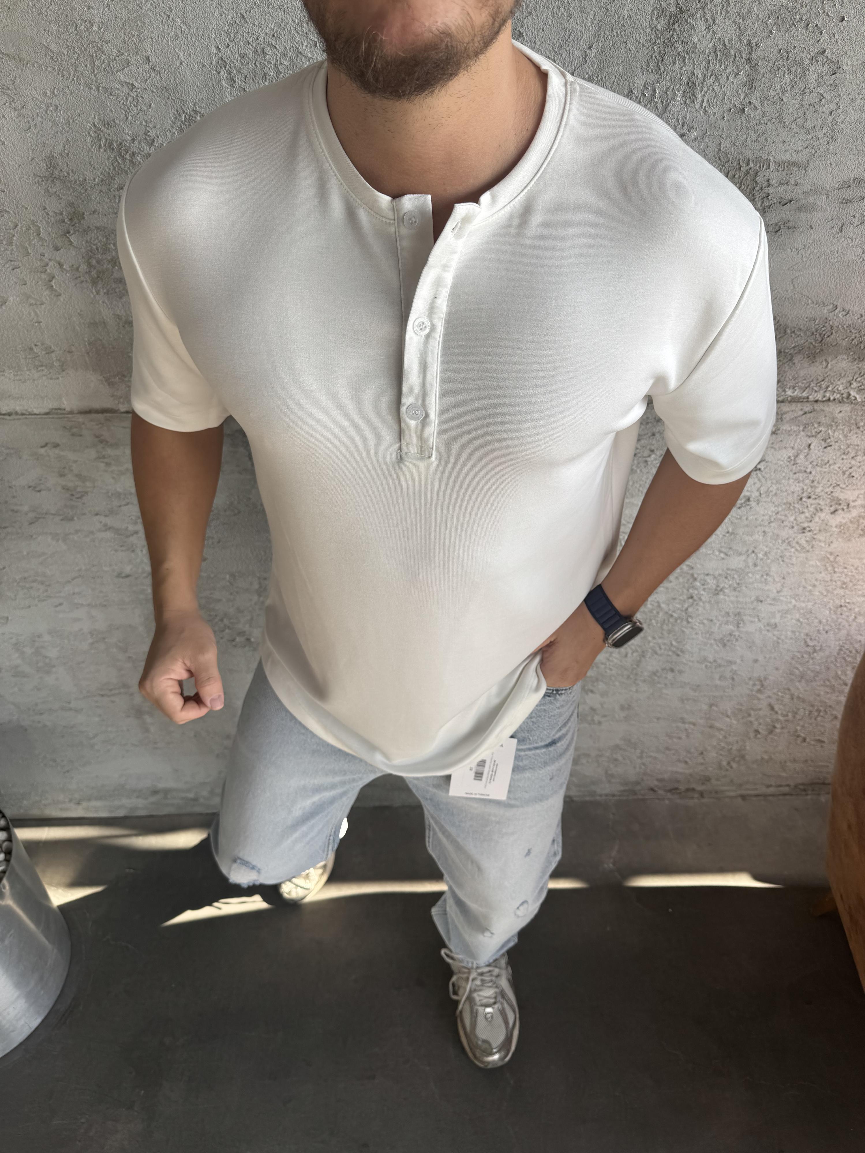 Beyaz Bisiklet Yaka Düğmeli Basic T-Shirt