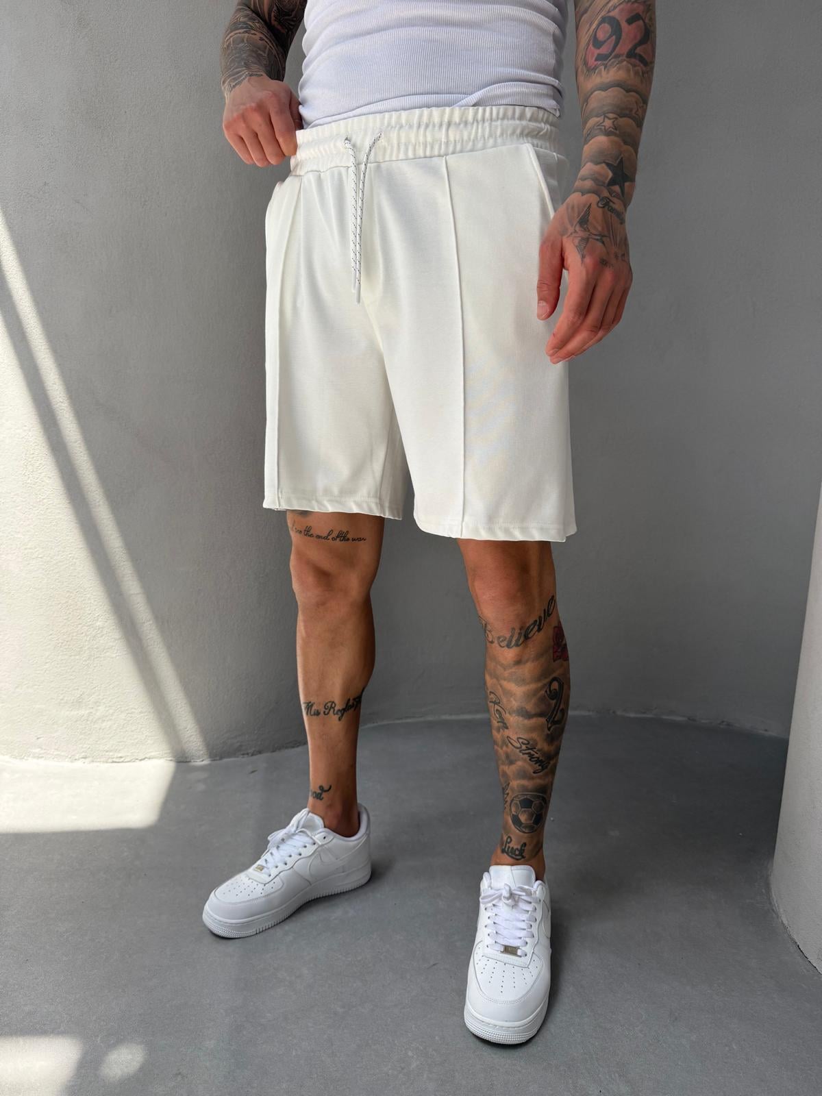 Beyaz Jakarlı Kumaş Şeritli Şort