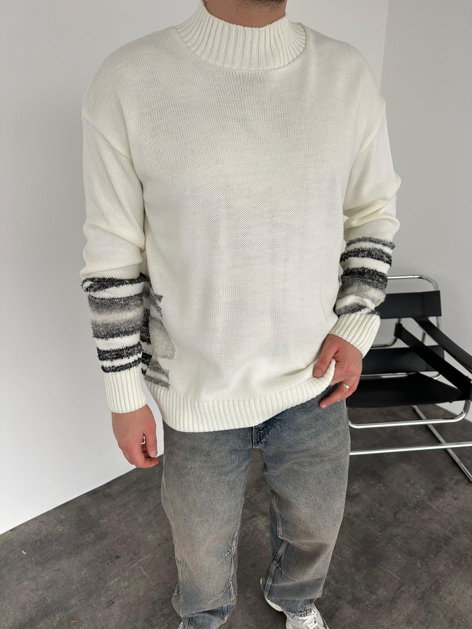 Beyaz Şerit Detaylı Kazak