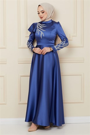 Rota göhüs ve kol taş detaylı  saten mavi abiye elbise
