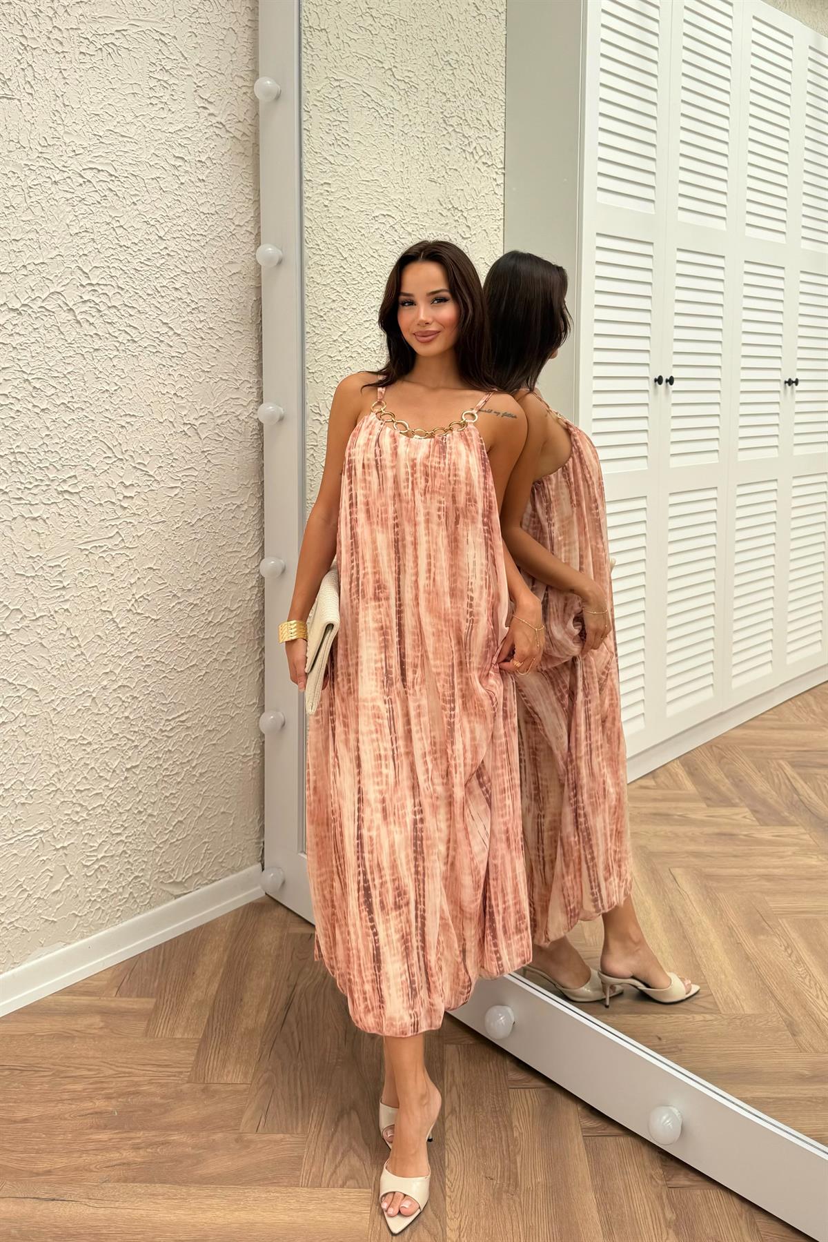 Zincir Detaylı Batik Desenli Elbise - KREMİT