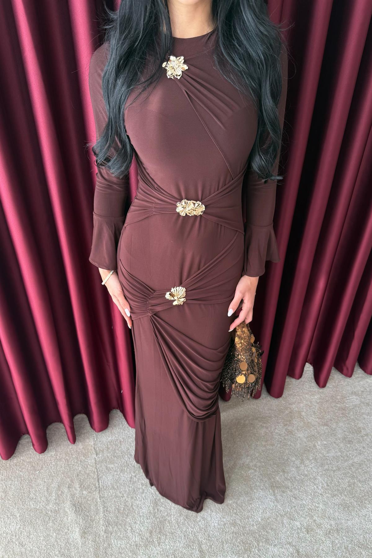 Broş Detaylı Elbise - KAHVERENGİ
