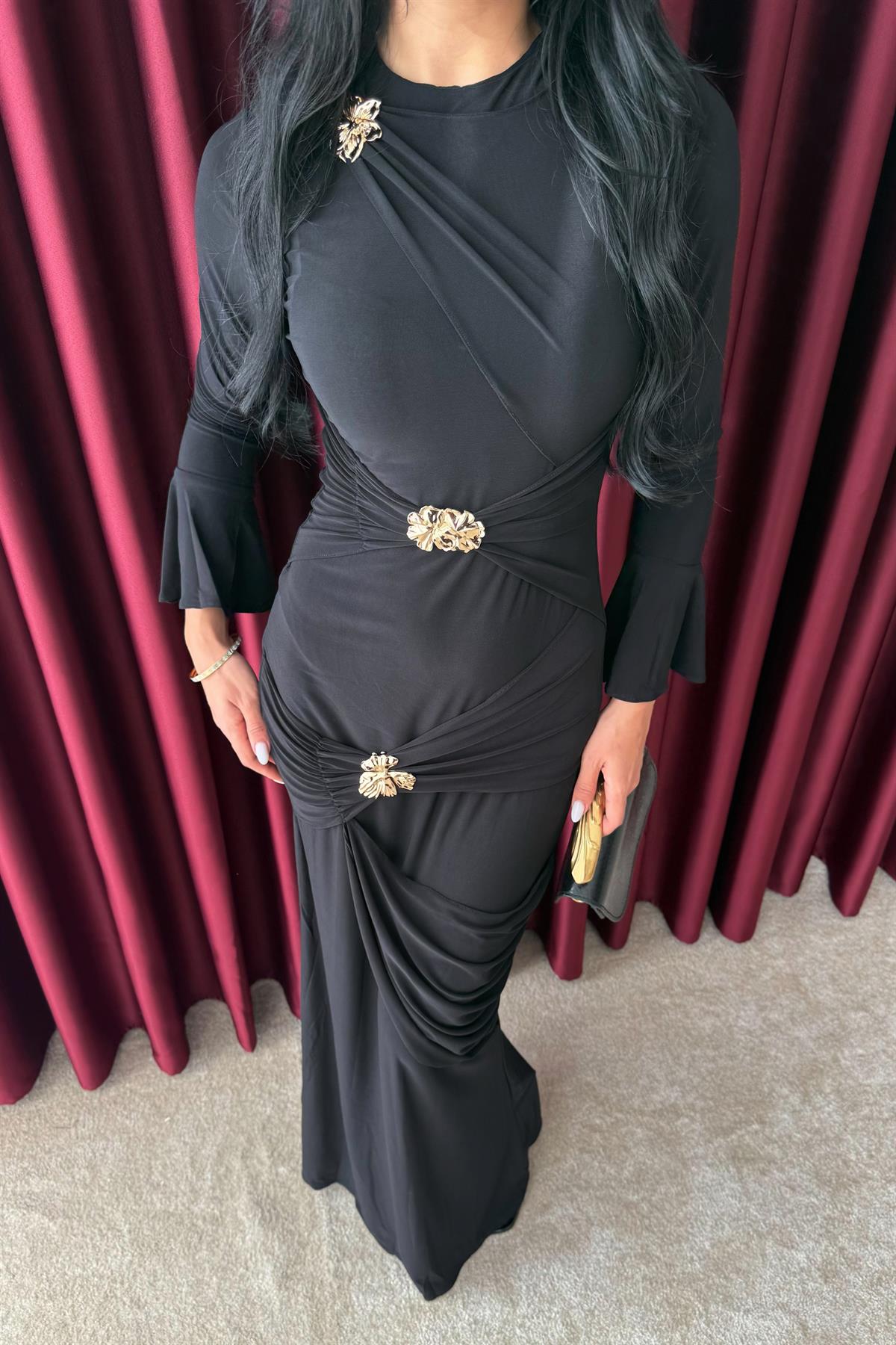 Broş Detaylı Elbise - SİYAH