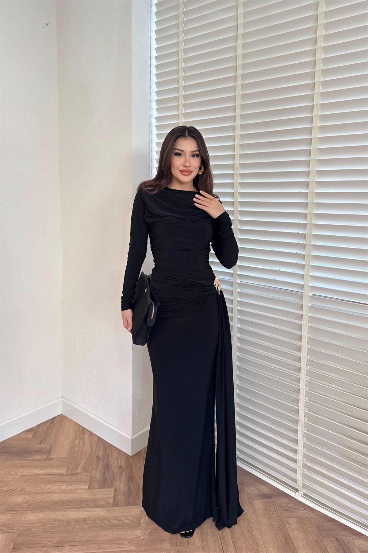 Broş Detaylı Uzun Elbise - SİYAH