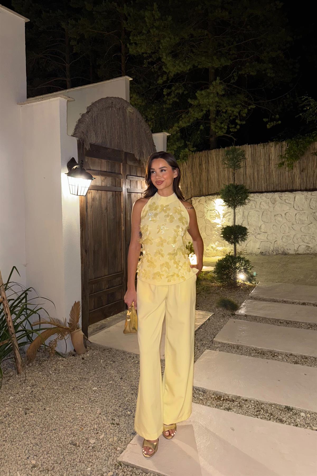 Çiçek Aksesuarlı Pantolon Takım - SARI