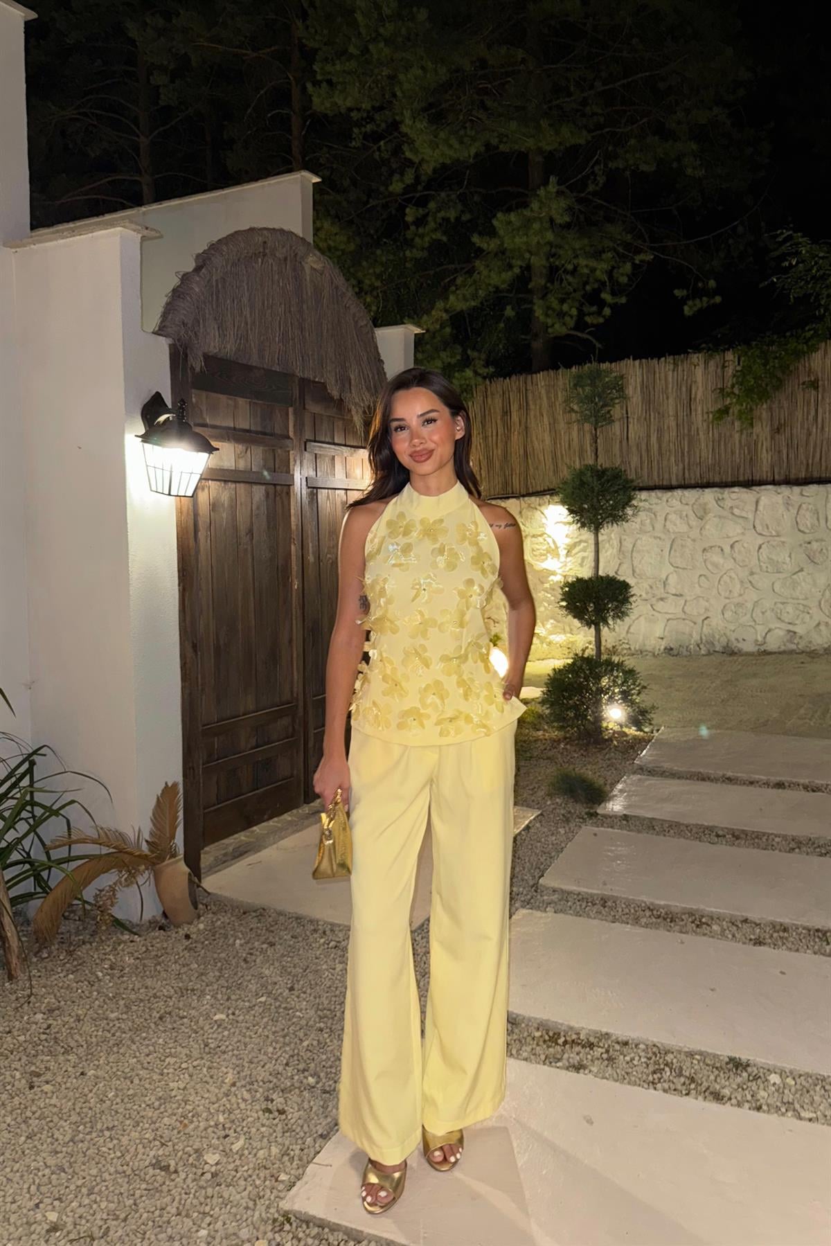 Çiçek Aksesuarlı Pantolon Takım - SARI