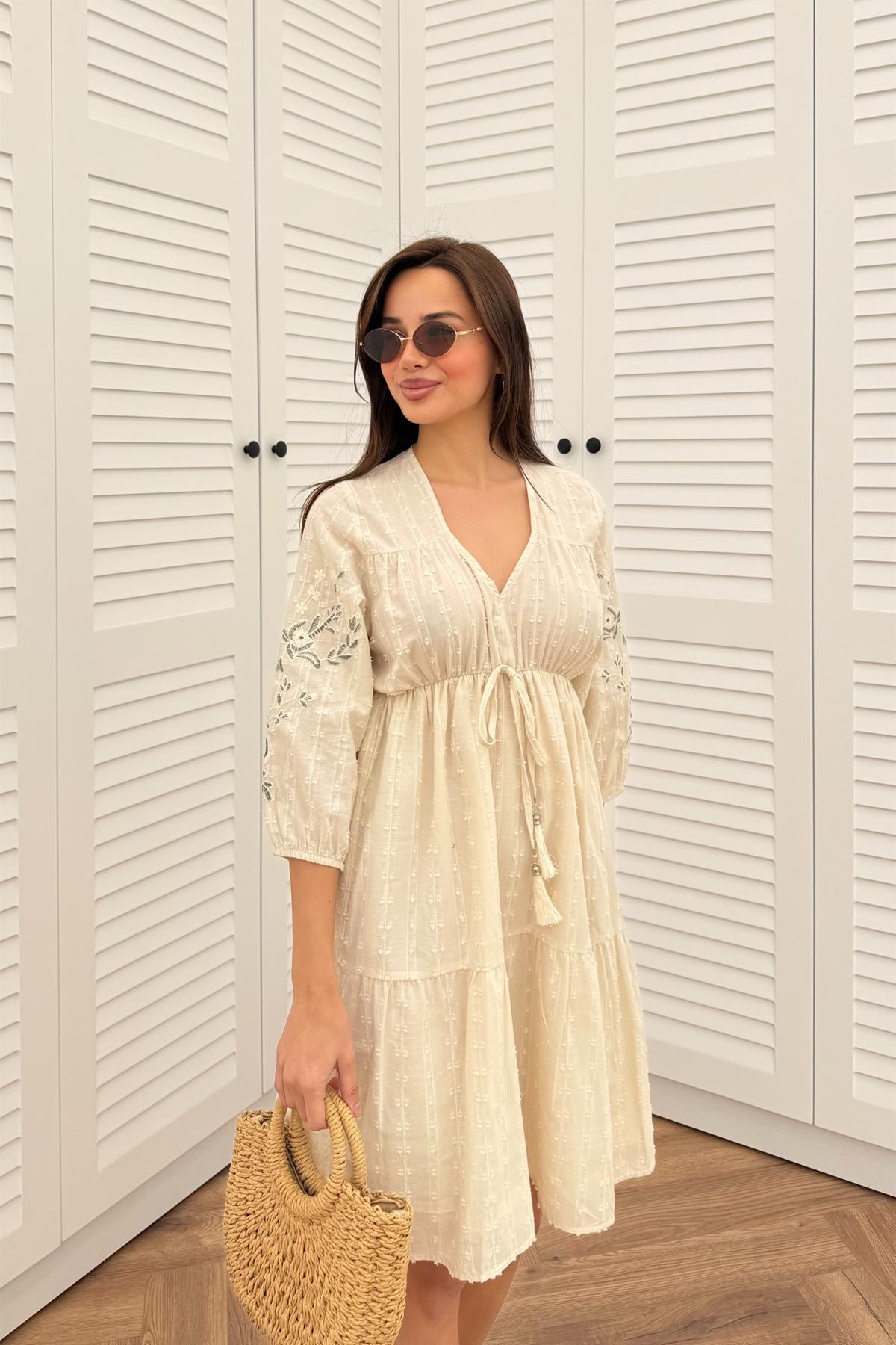 Kolları Nakış Detaylı Elbise - BEJ