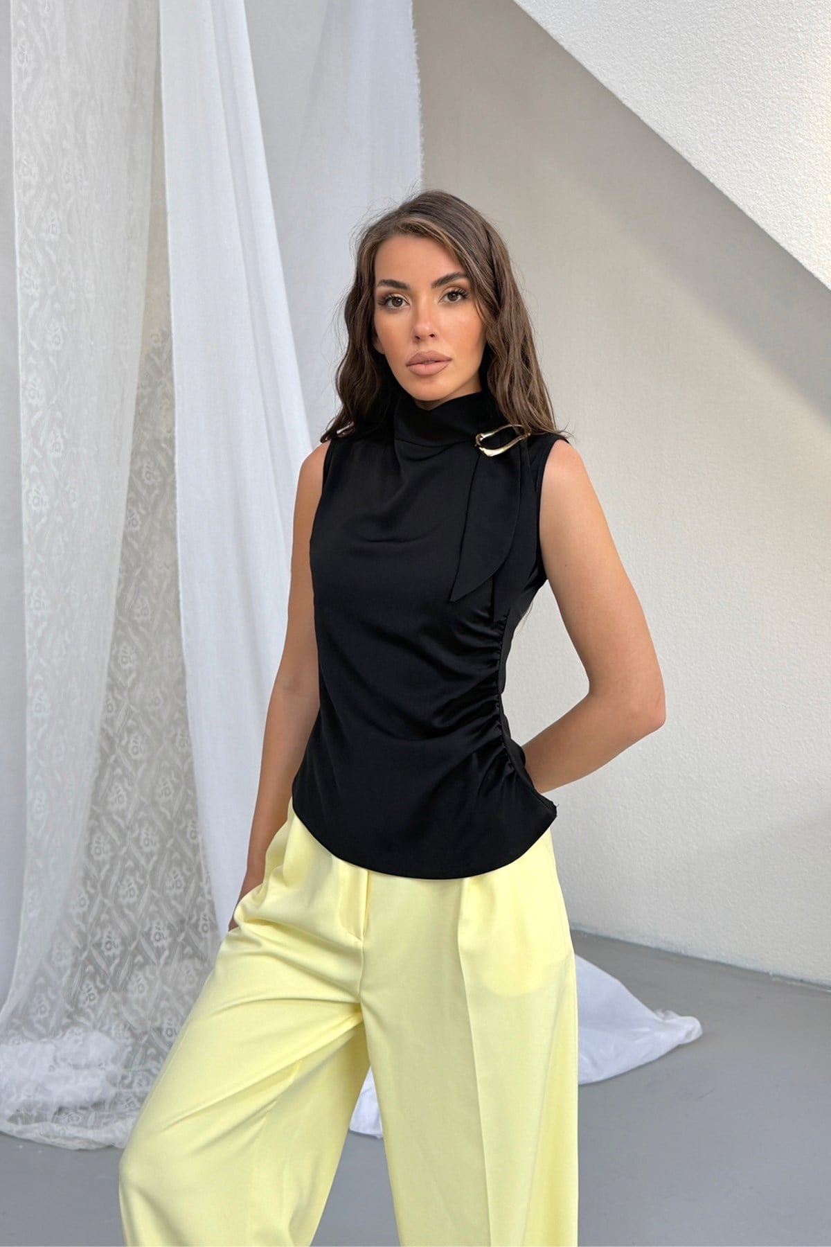 Siyah Aksesuar Toka Detaylı Dik Yaka Bluz