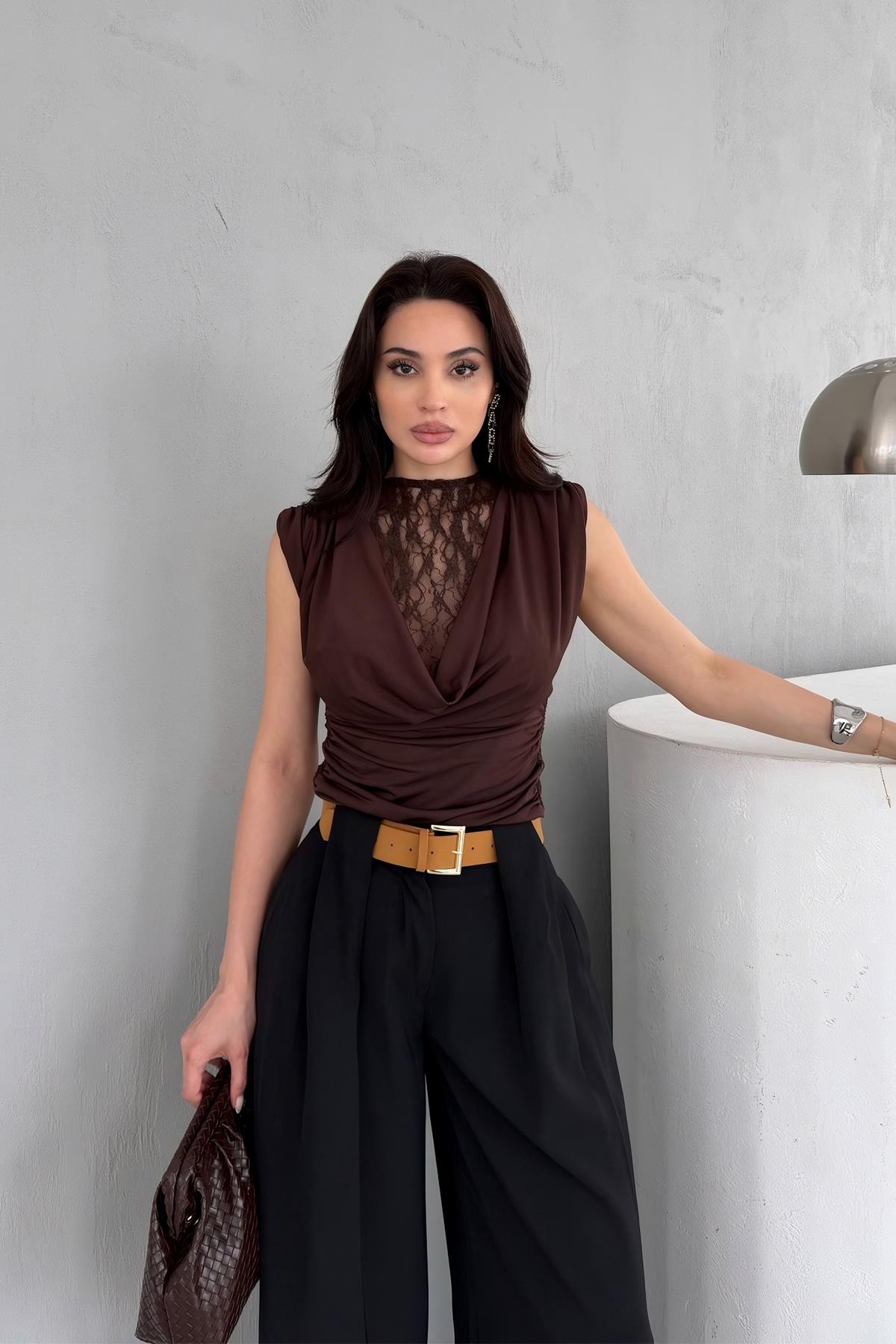 Kahverengi Dantel Detay Degaje Yaka Sıfır Kol Bluz