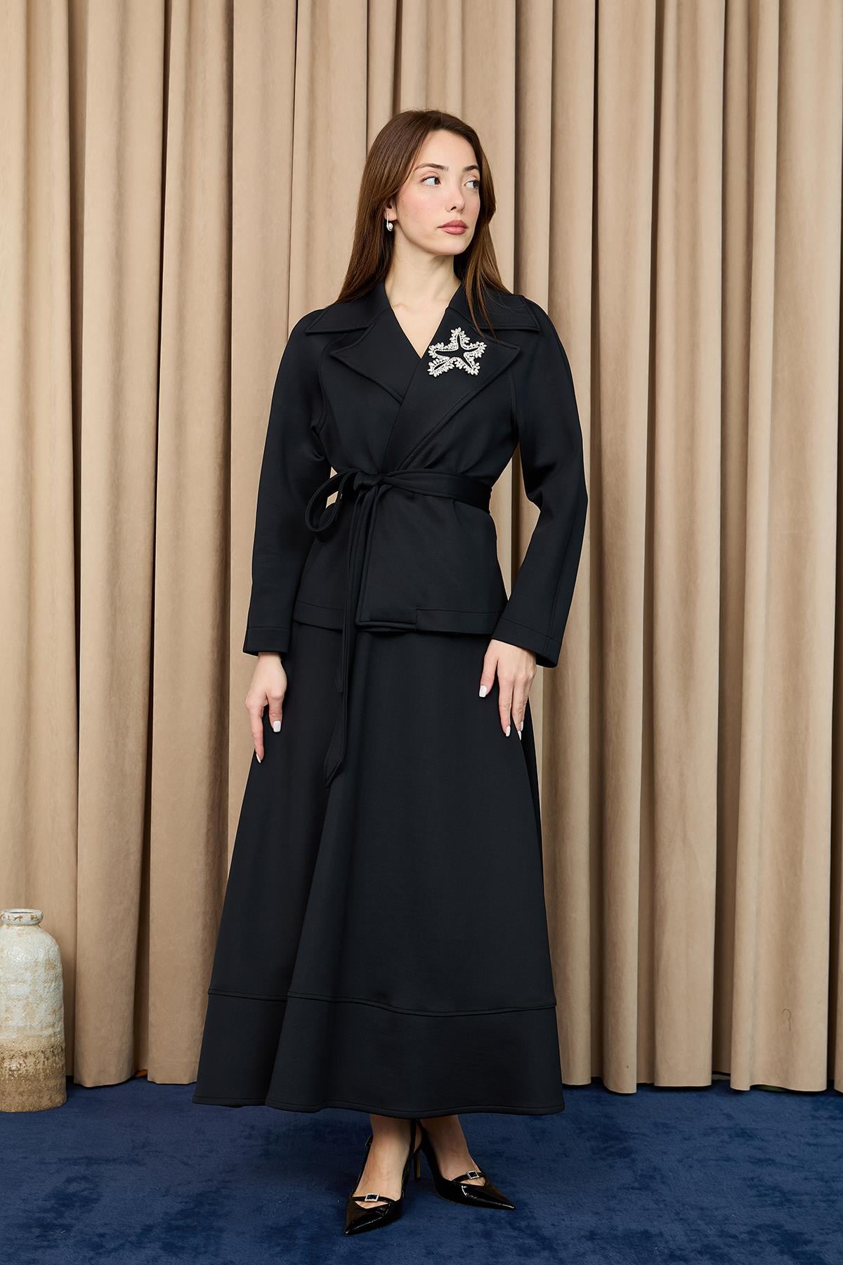 Kadın Yakası Aksesuarlı Kuşaklı Ceket Takım - 14389TKM - BLACK