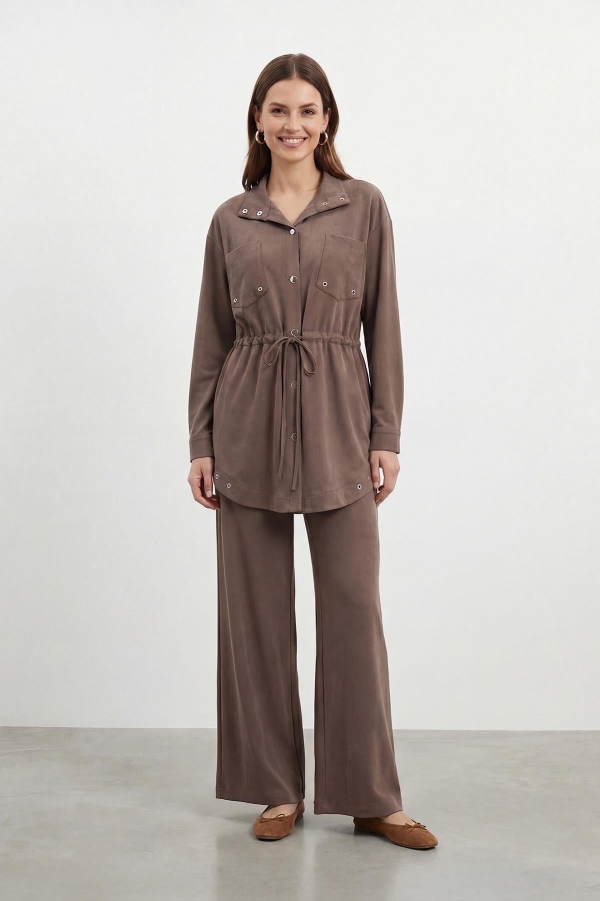 Kadın Dik Yaka Çıtçıt Detaylı Belden Bağlamalı Tunik Pantolon Takım – 14443TKS - BROWN