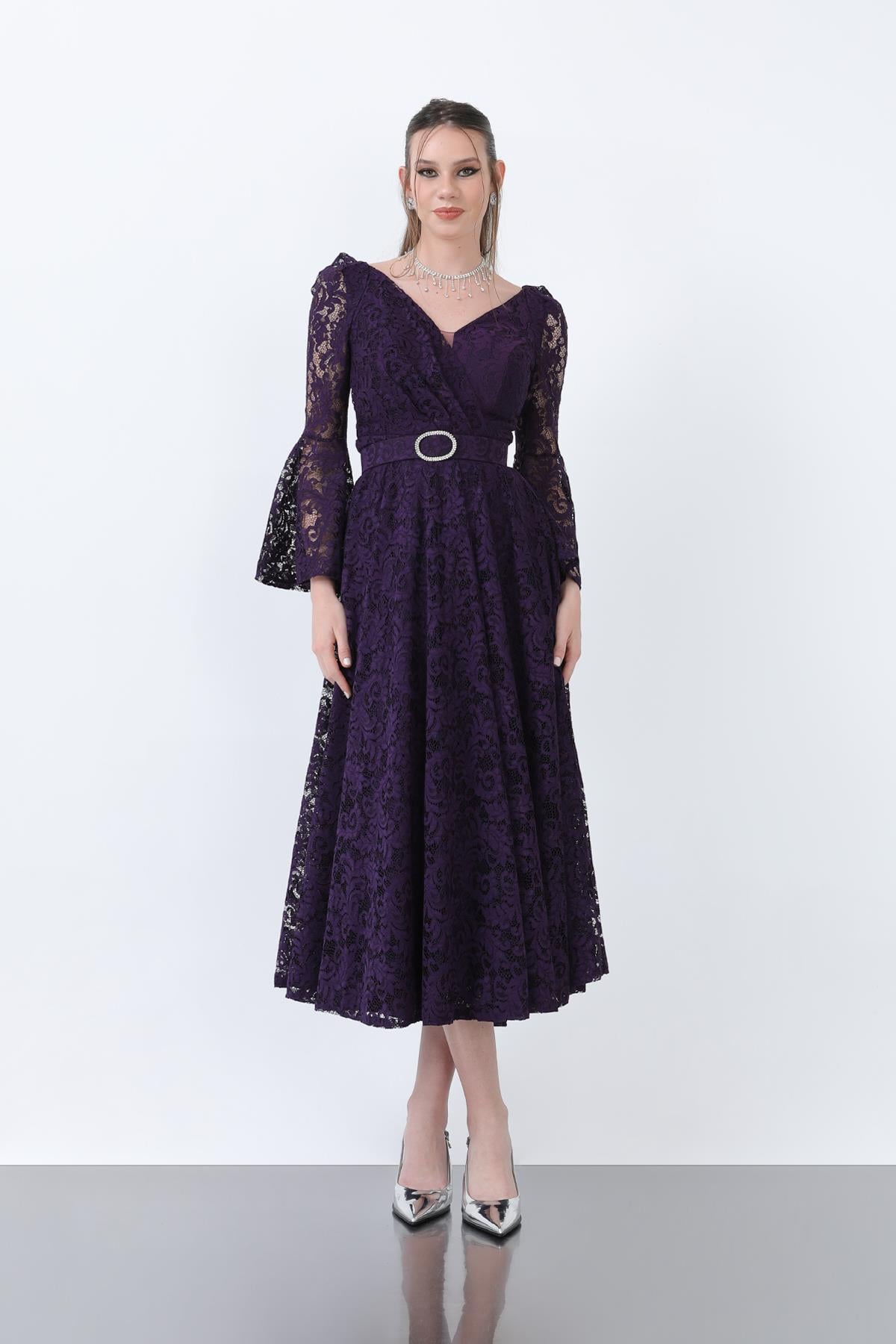 dantel kumaşlı uzun elbise, V yaka, kemer
