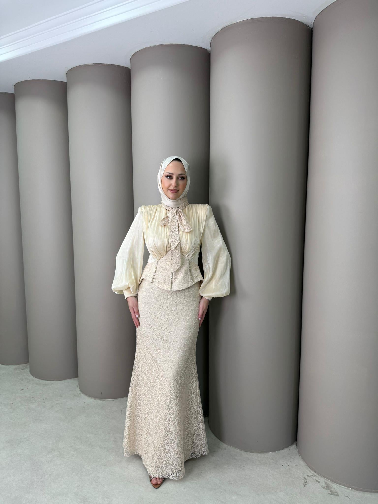 Abiye
Noir Abiye Bej