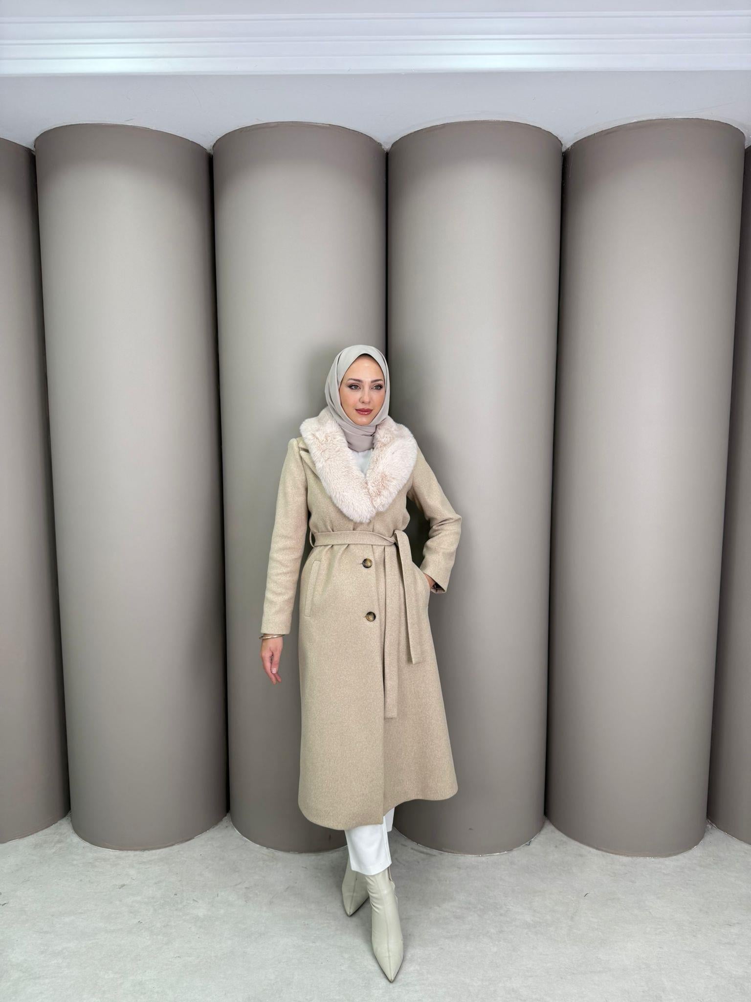 En Yeniler
Yakası Kürklü Kaban Bej