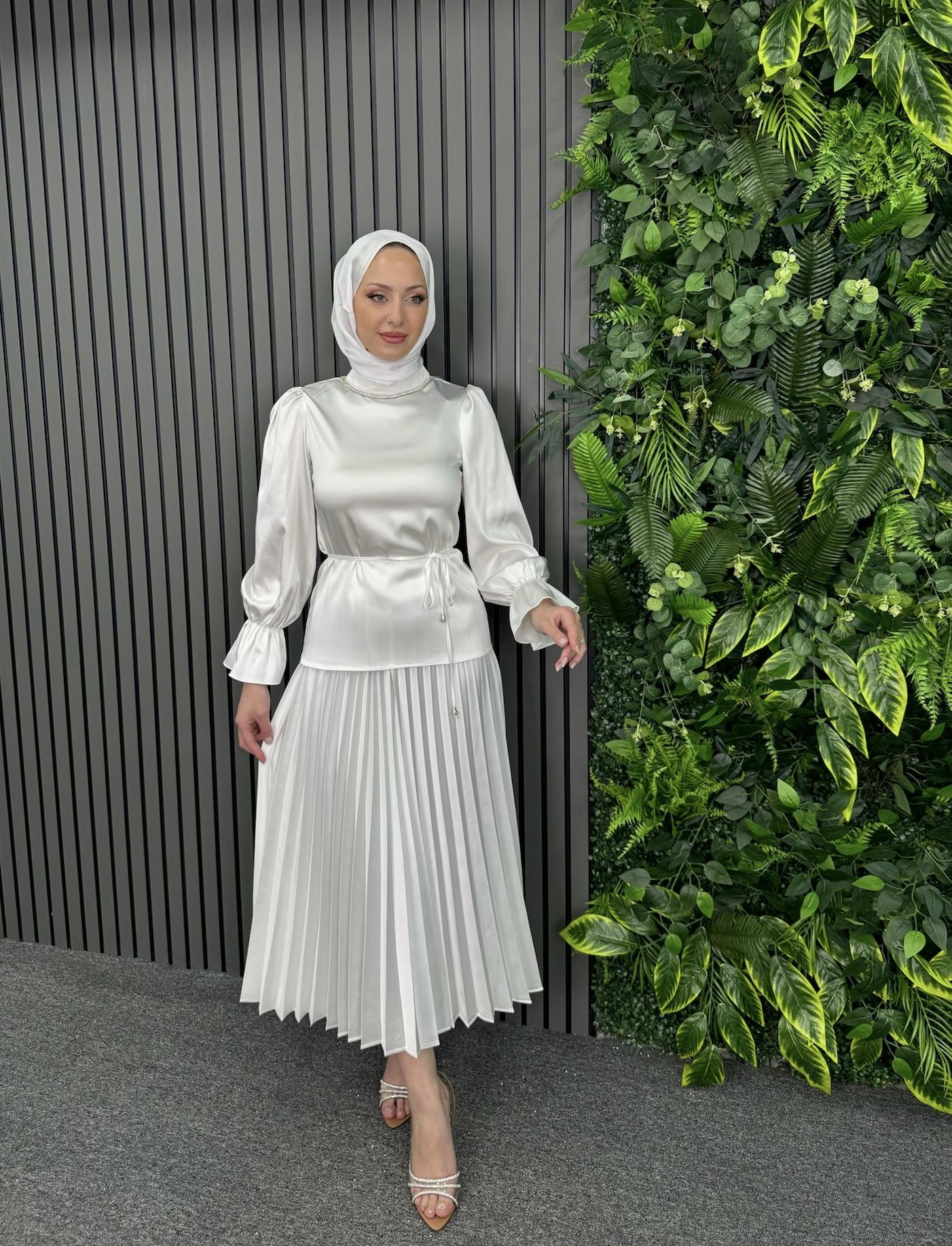 Takım
Pliseli Etekli Takım Beyaz