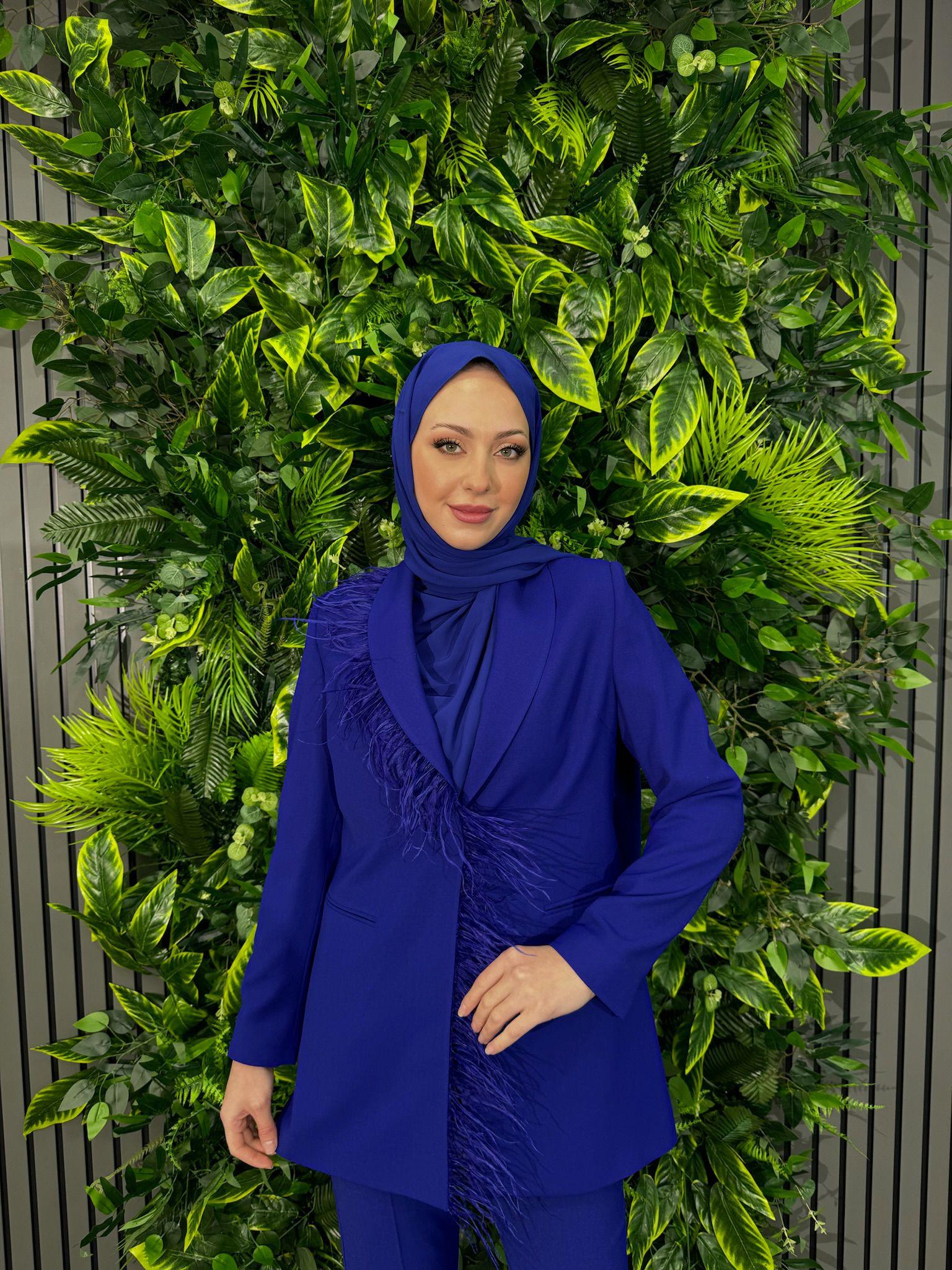 Takım
Yakası Tüy Detaylı Takım Saks